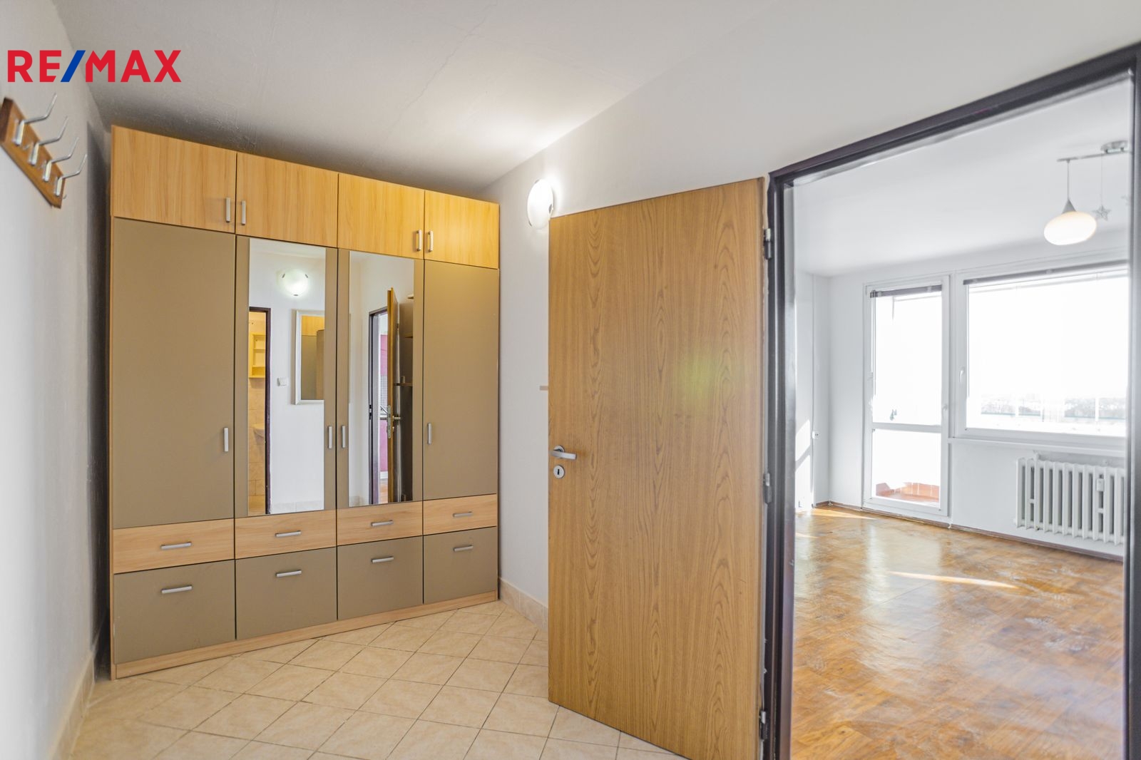 Prostorná předsíň s šatní skříní