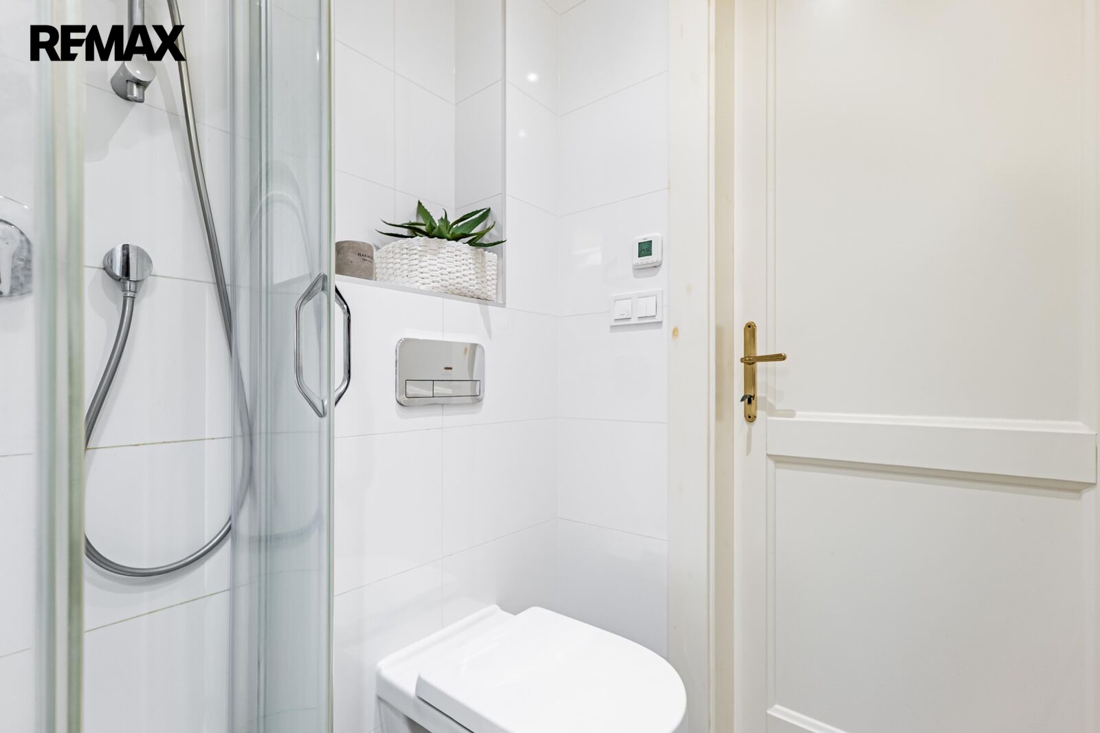 Detail koupelny se sprchovým koutem a toaletou