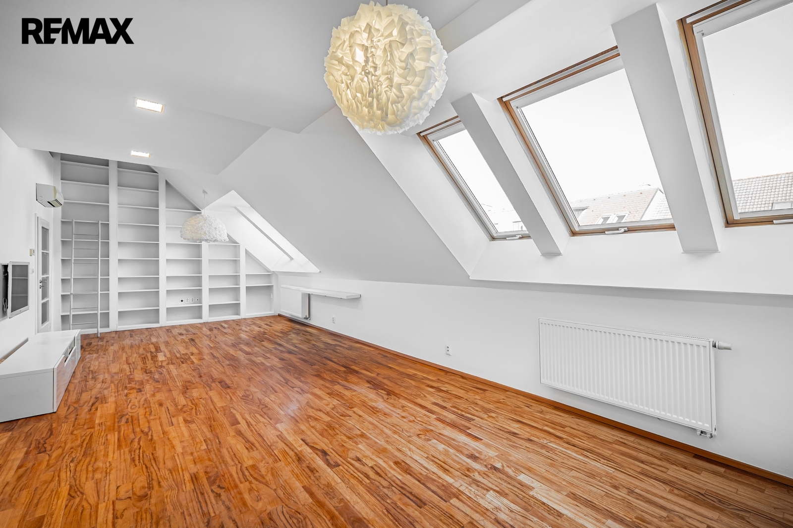 Obývací pokoj s velkou knihovnou