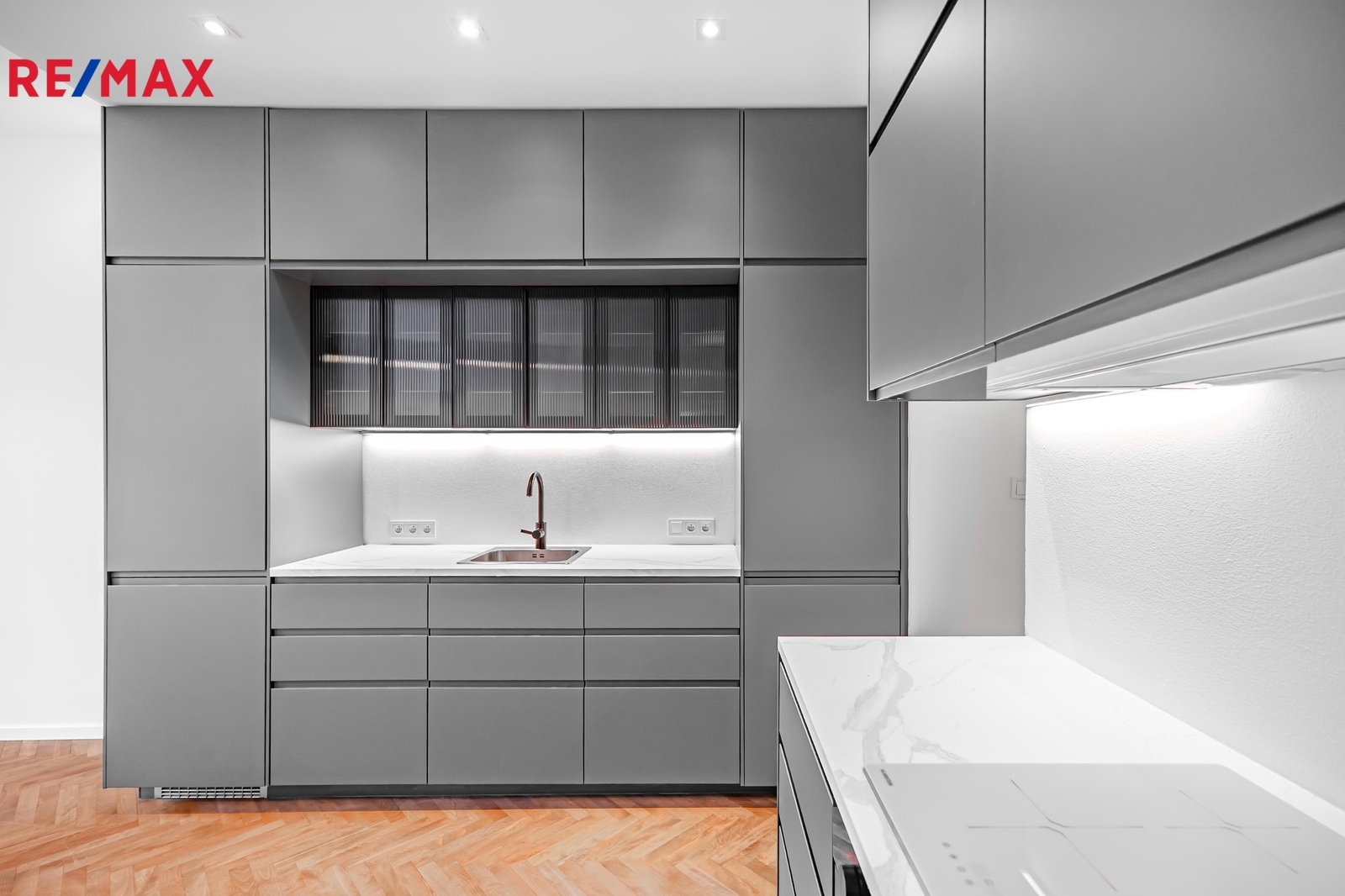 Pohled na kuchyňskou linku se zabudovanými spotřeb