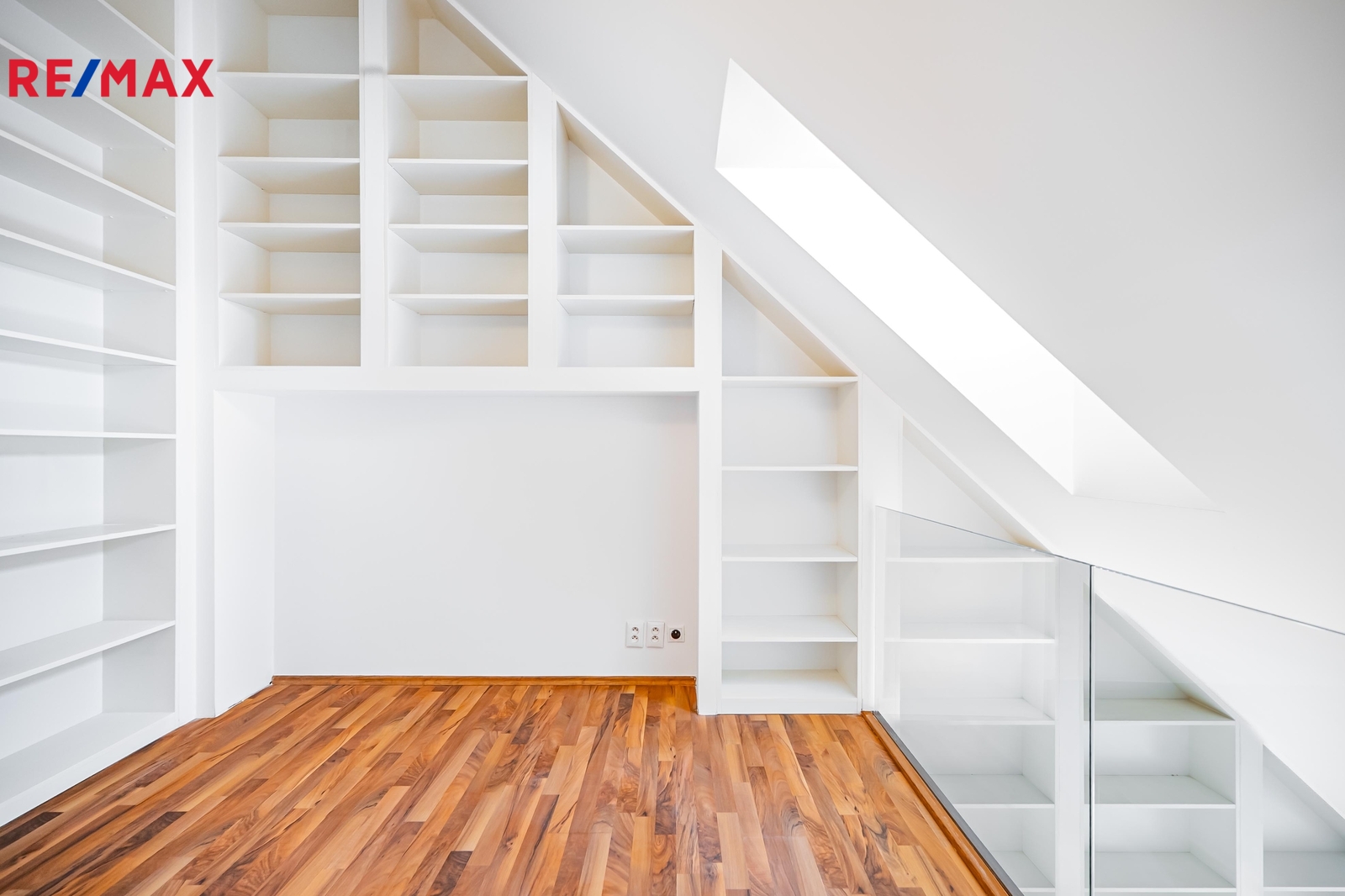 Podesta/pracovna s velkou knihovnou