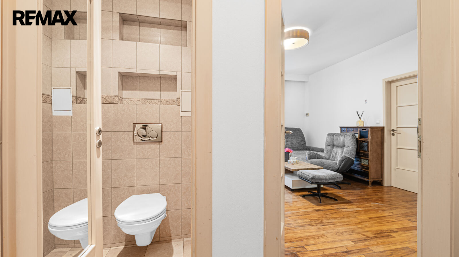 Pohled ze vstupní předsíně do bytu