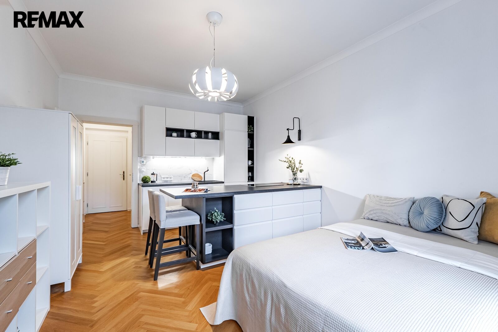 Obývací pokoj s kuchyňským koutem a vstupní předsí