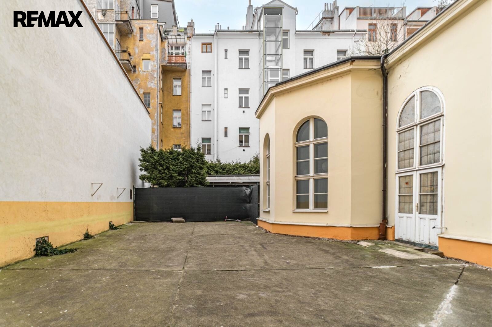 Dvůr ve vnitrobloku s možností parkování