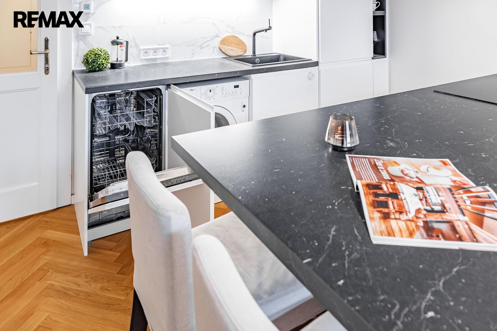 Detail kuchyňské linky se zabudovanými spotřebiči