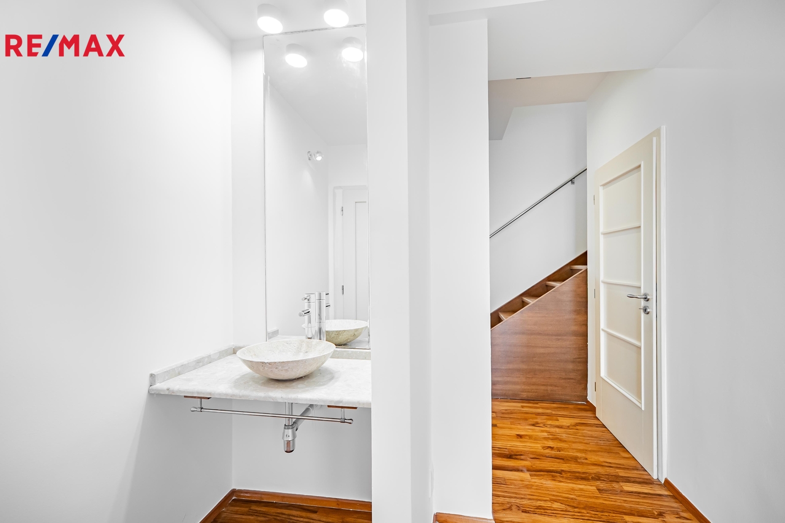 Přízemí mezonetu s umyvadlem
