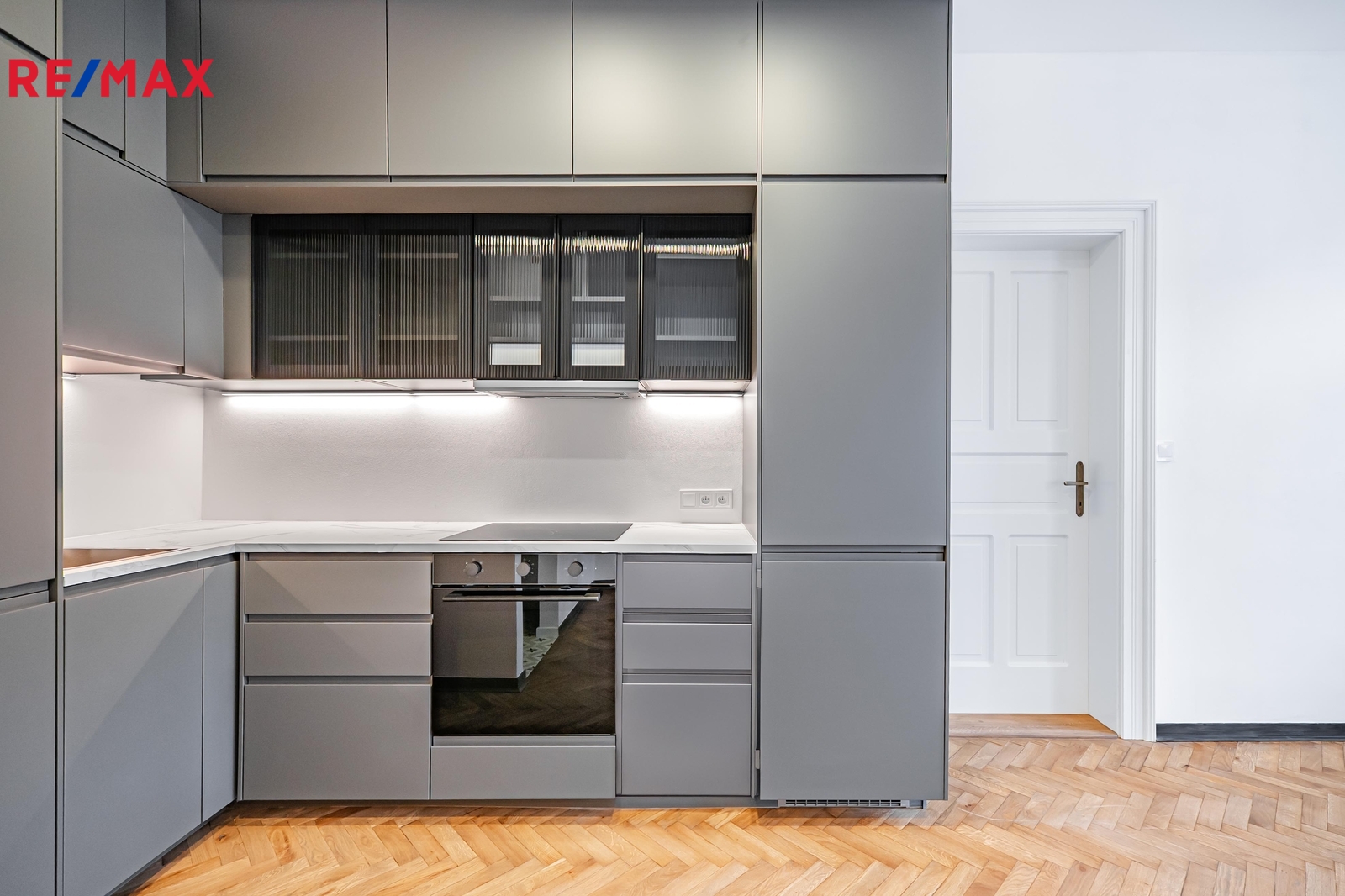 Kuchyňská linka s integrovanými spotřebiči