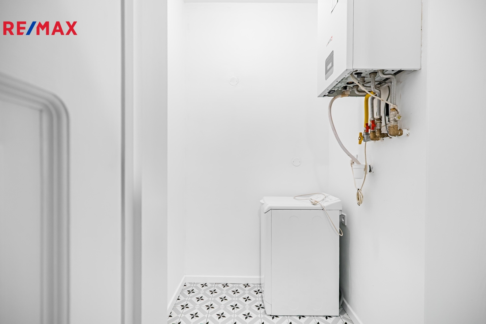 Technická místnost s pračkou a kotlem