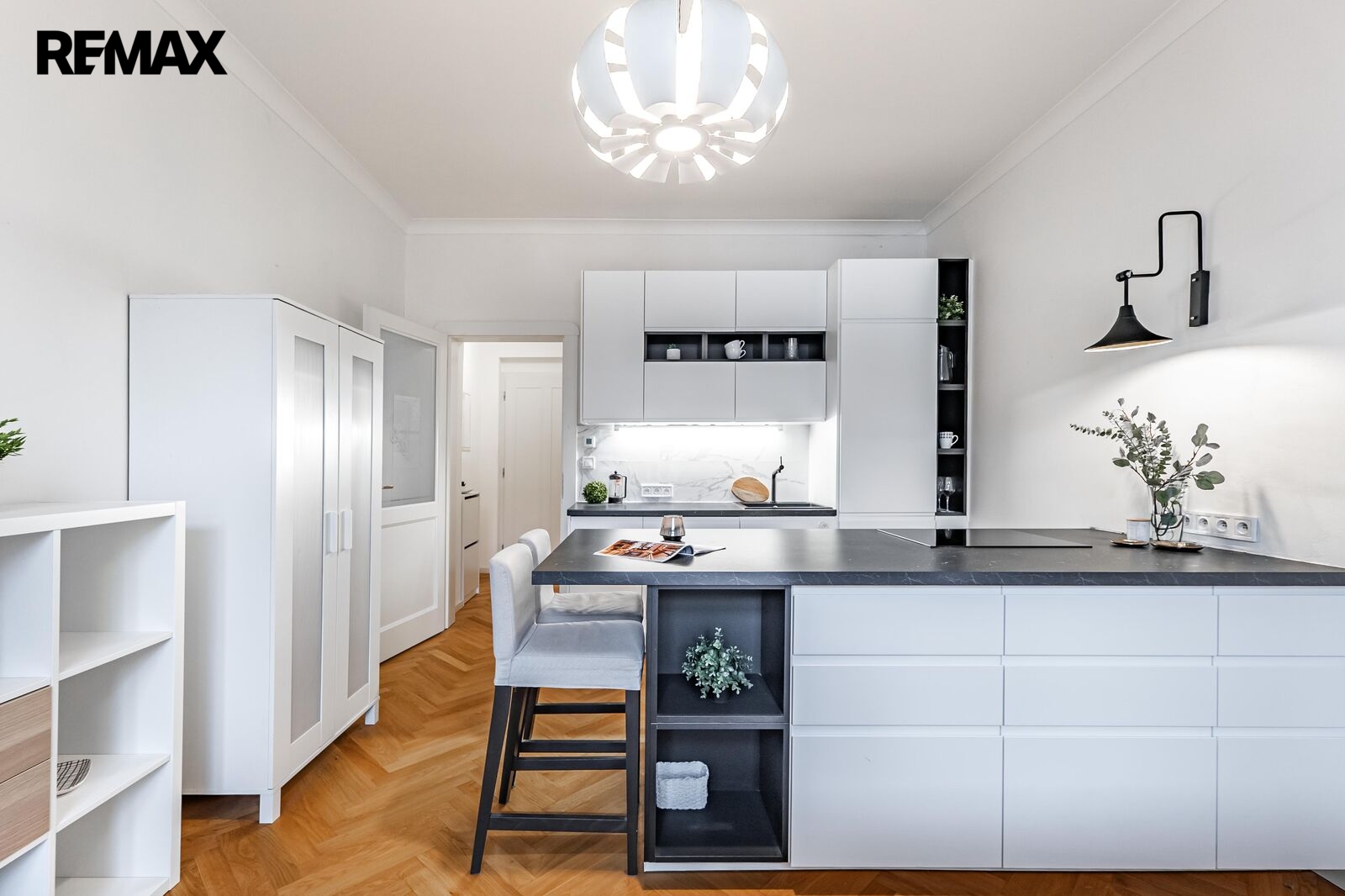 Pohled na kuchyňskou linku a vstupní předsíň