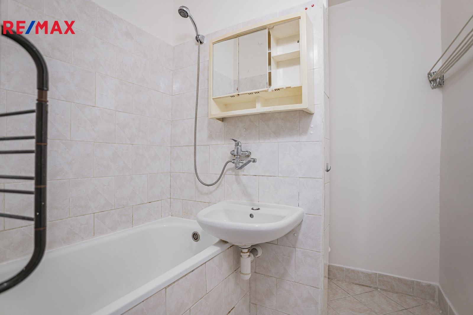 Koupelna s vanou a toaletou