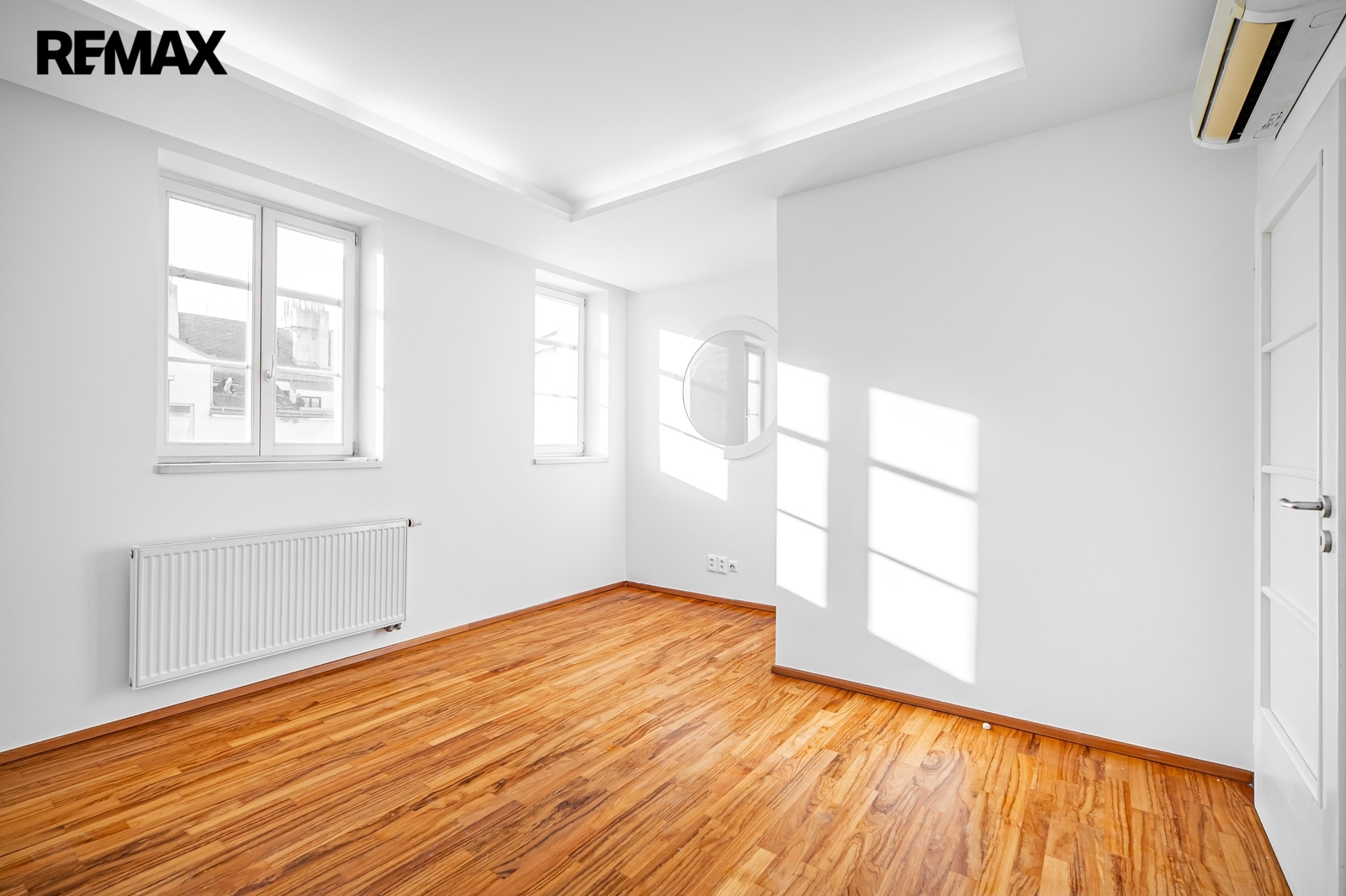 Jeden z pokojů v přízemí mezonetového bytu