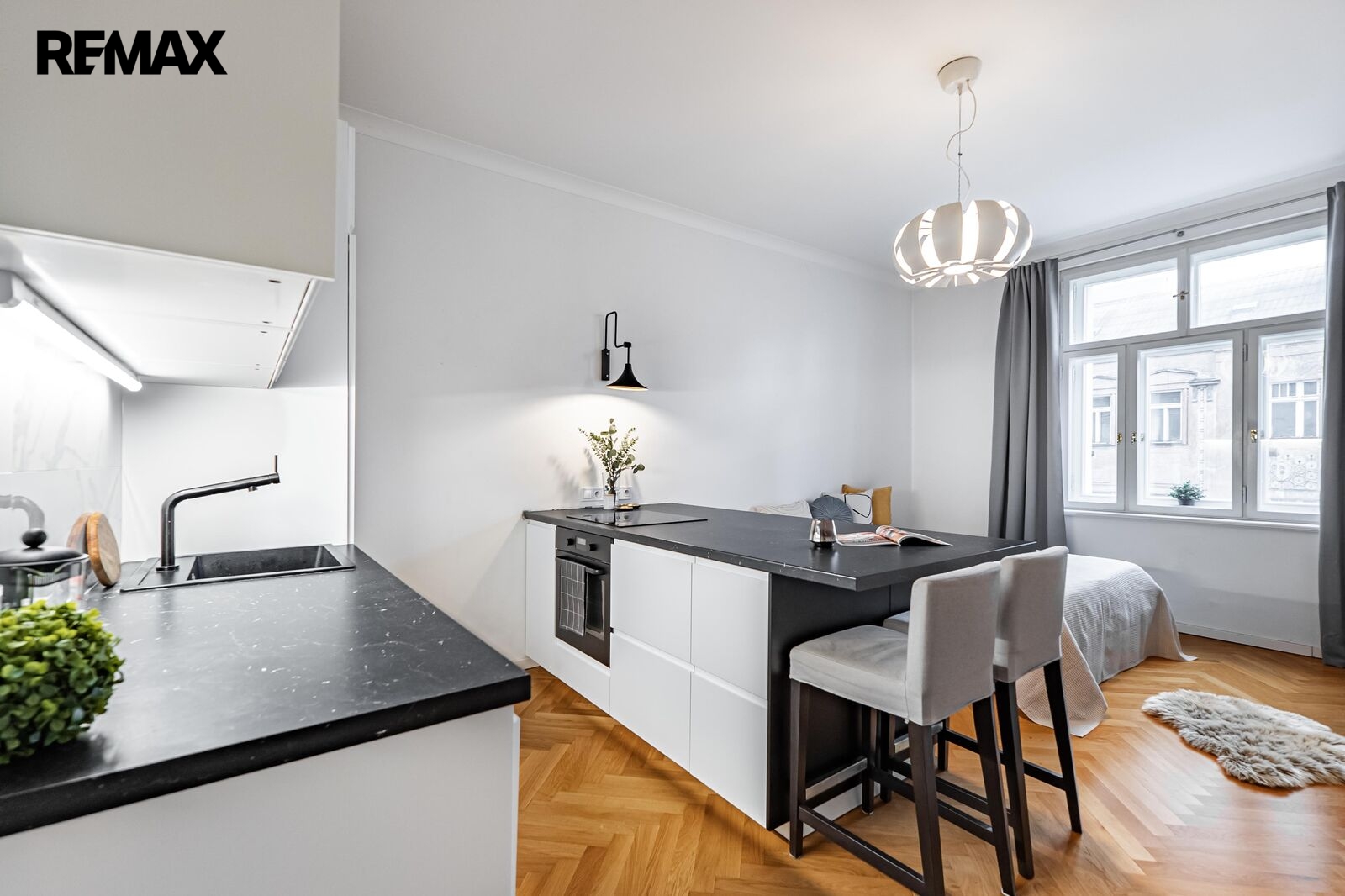 Obývací pokoj s kuchyňským koutem a barem