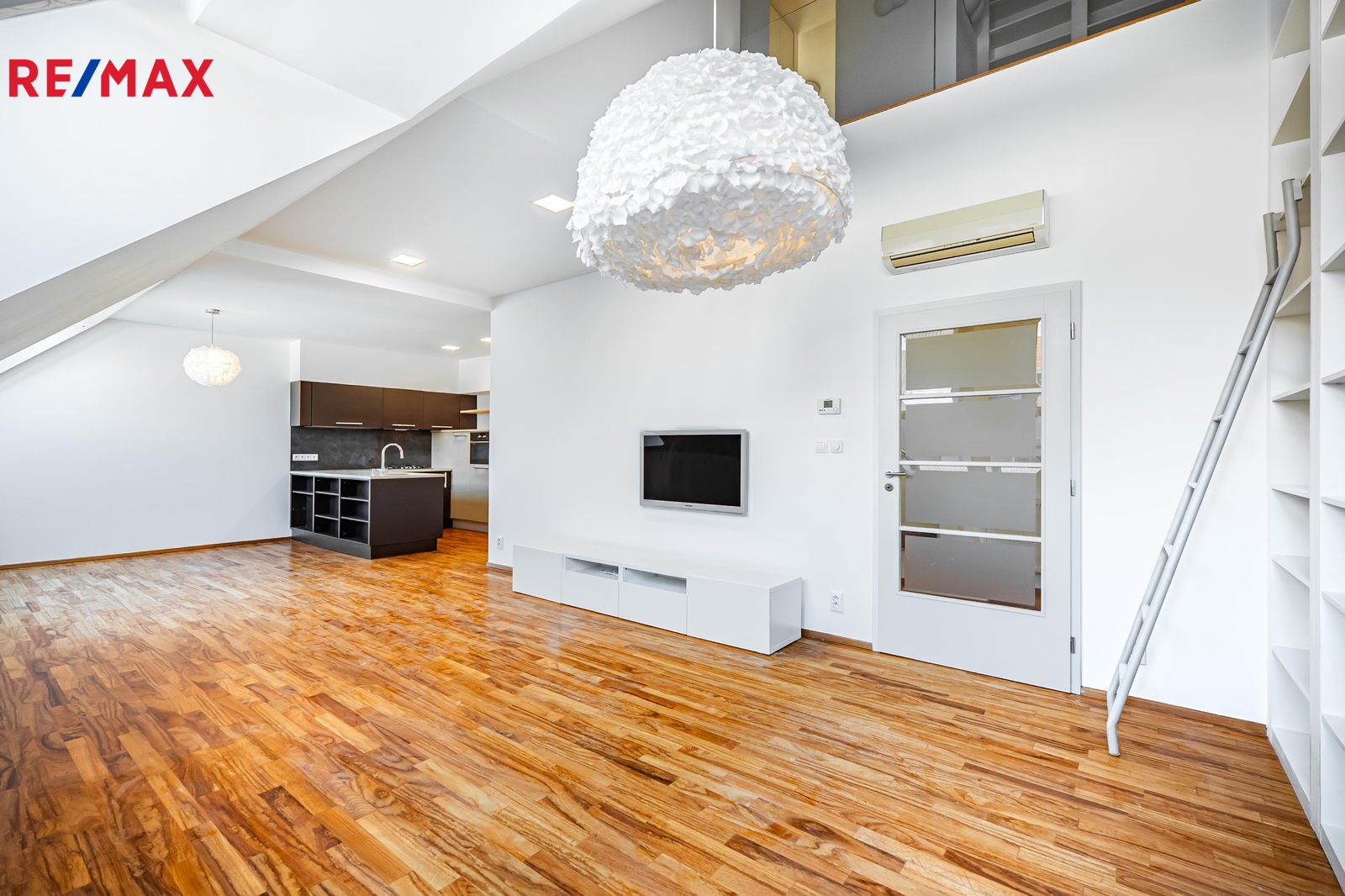 Pohled na obývací pokoj s kuchyňskou linkou