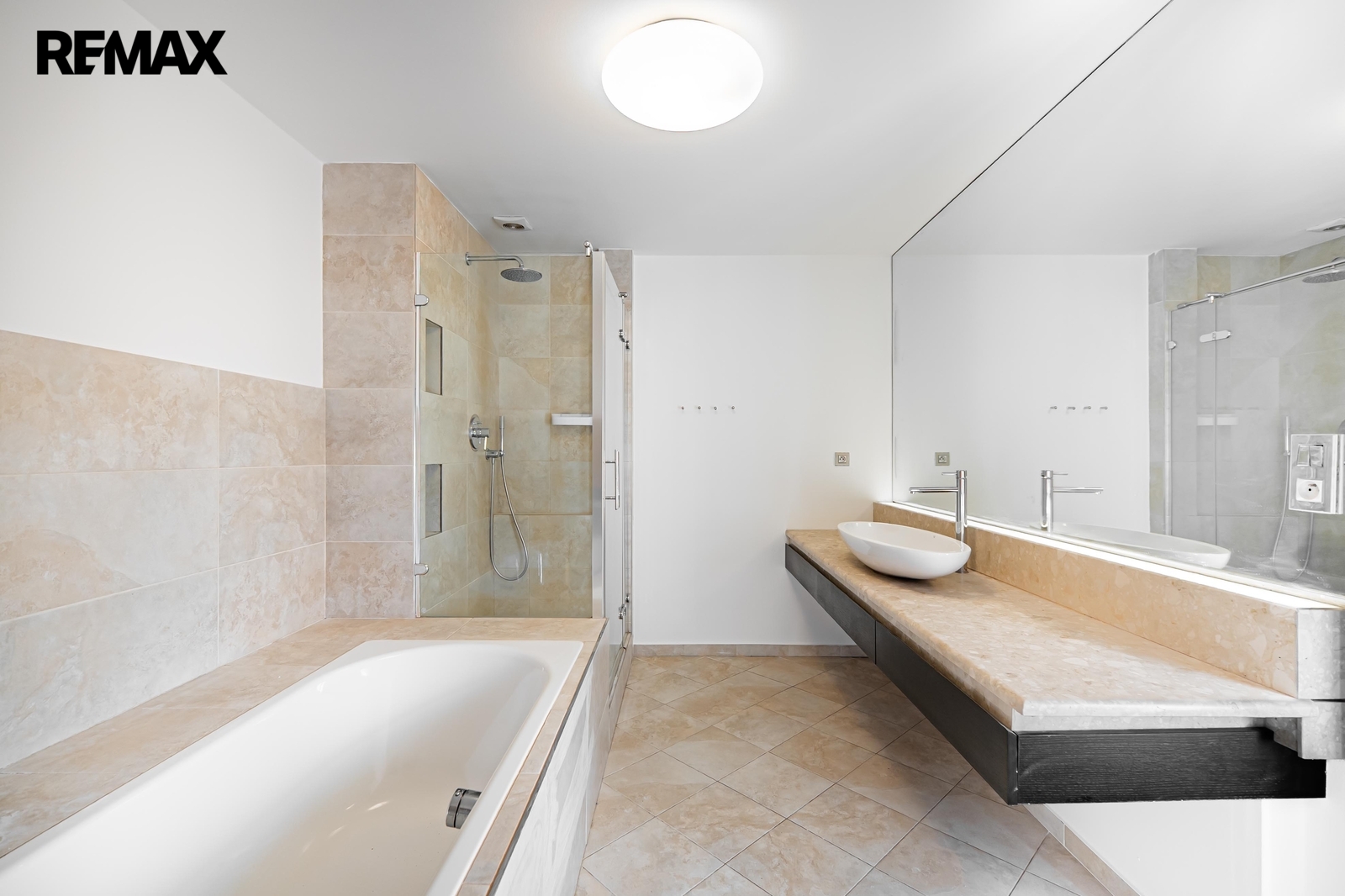 Rozlehlá koupelna s vanou a sprchou