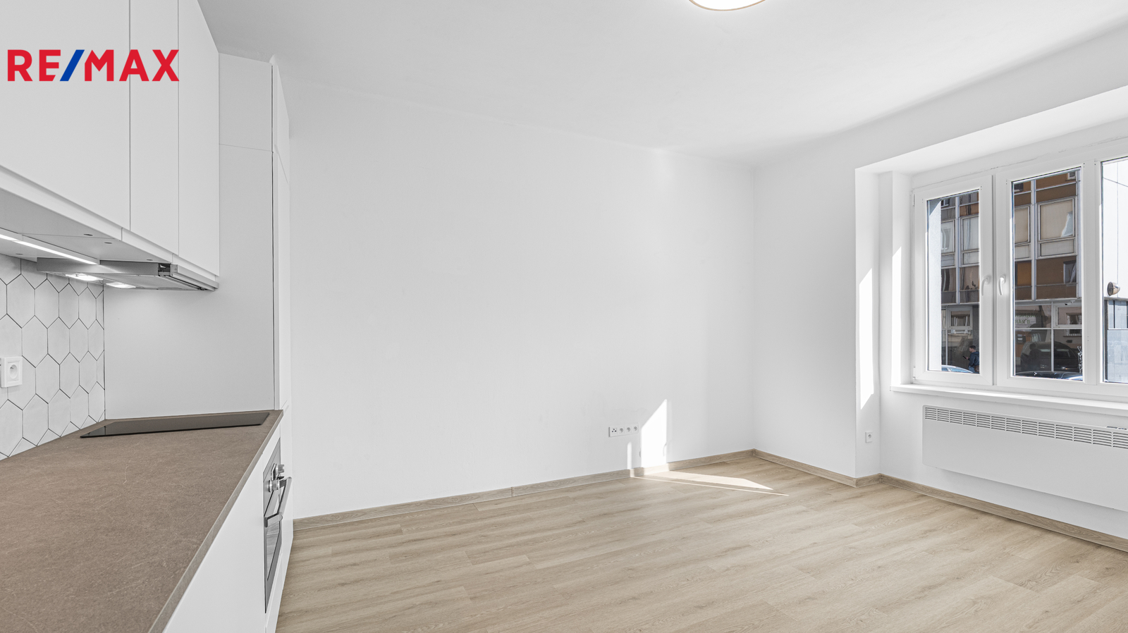 Obývací pokoj s kuchyňskou linkou