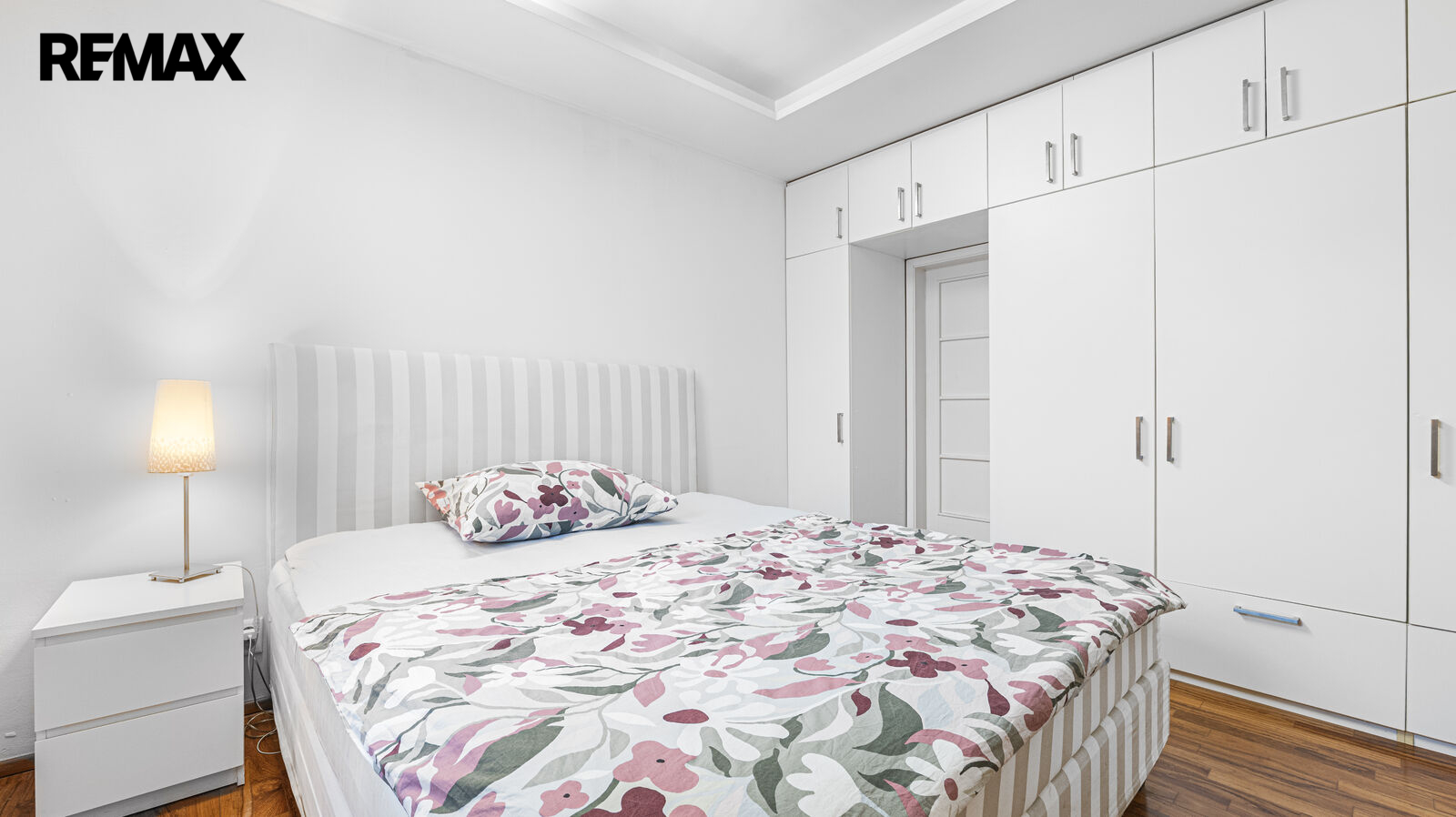 Ložnice bytu s vestavěnými skříněmi