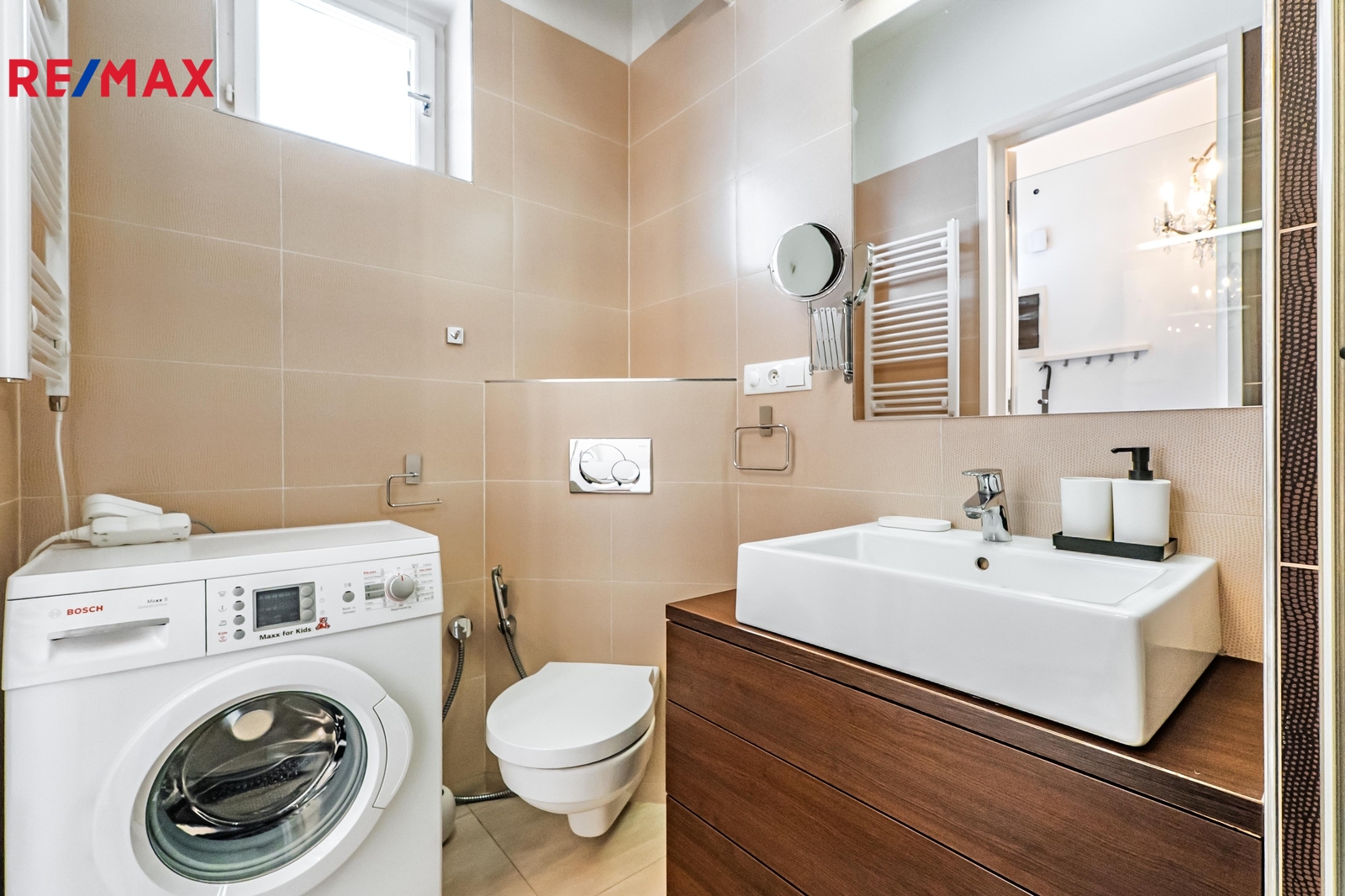 Koupelna je dále vybavena pračkou a toaletu