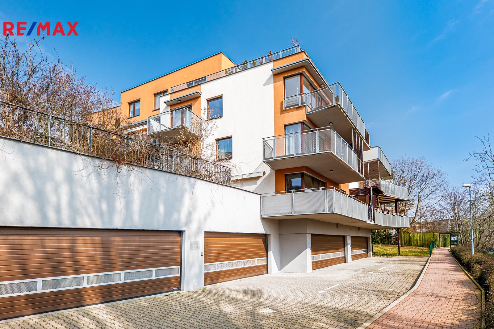 Pohled na dům a jeho okolí