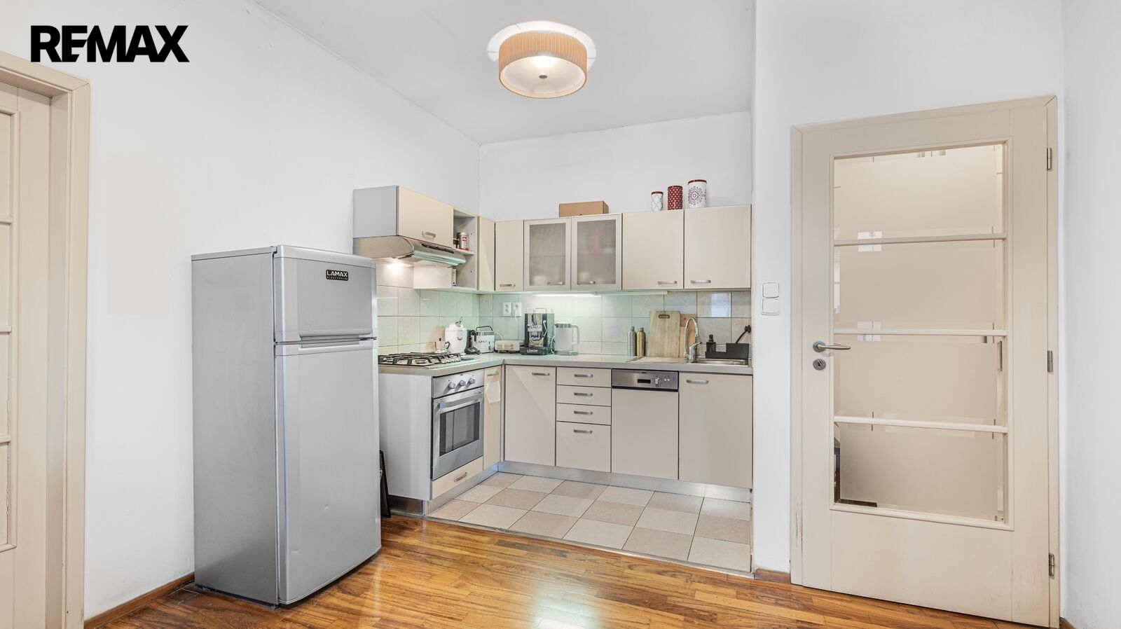 Pohled z obývacího pokoje na kuchyňskou linku