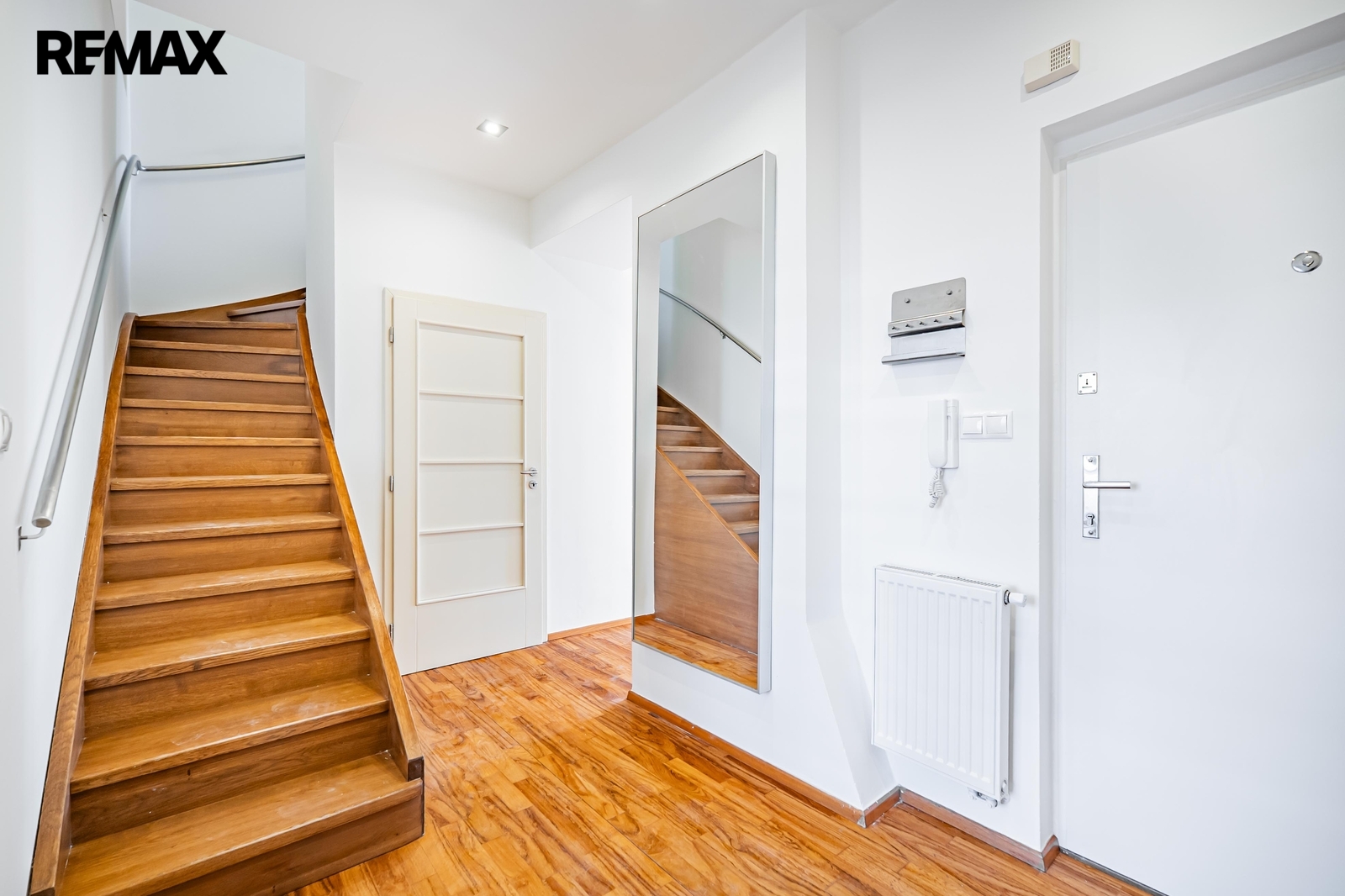 Vstupní předsíň se schodištěm do patra mezonetu