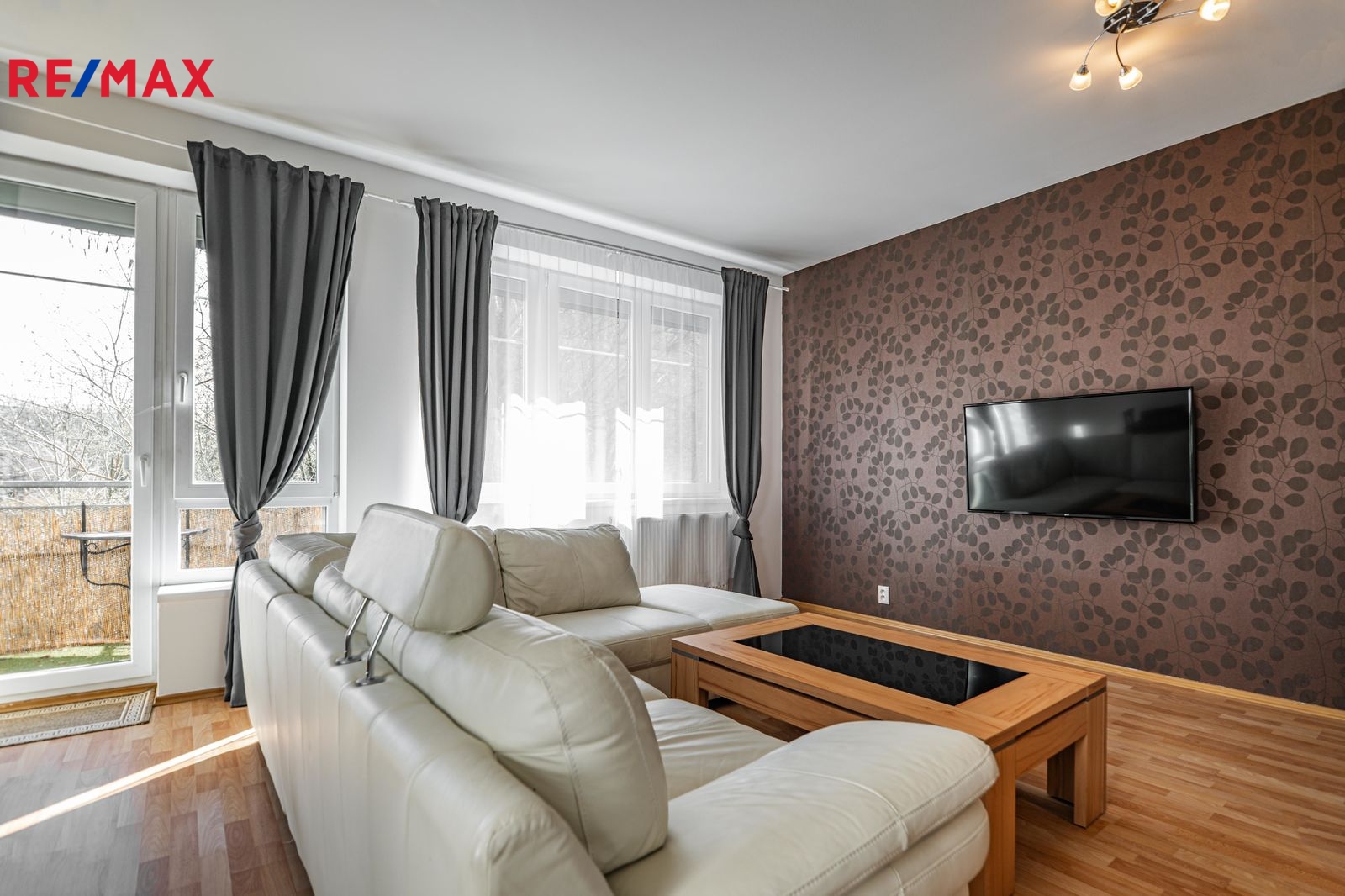 Obývací pokoj se vstupem na balkon