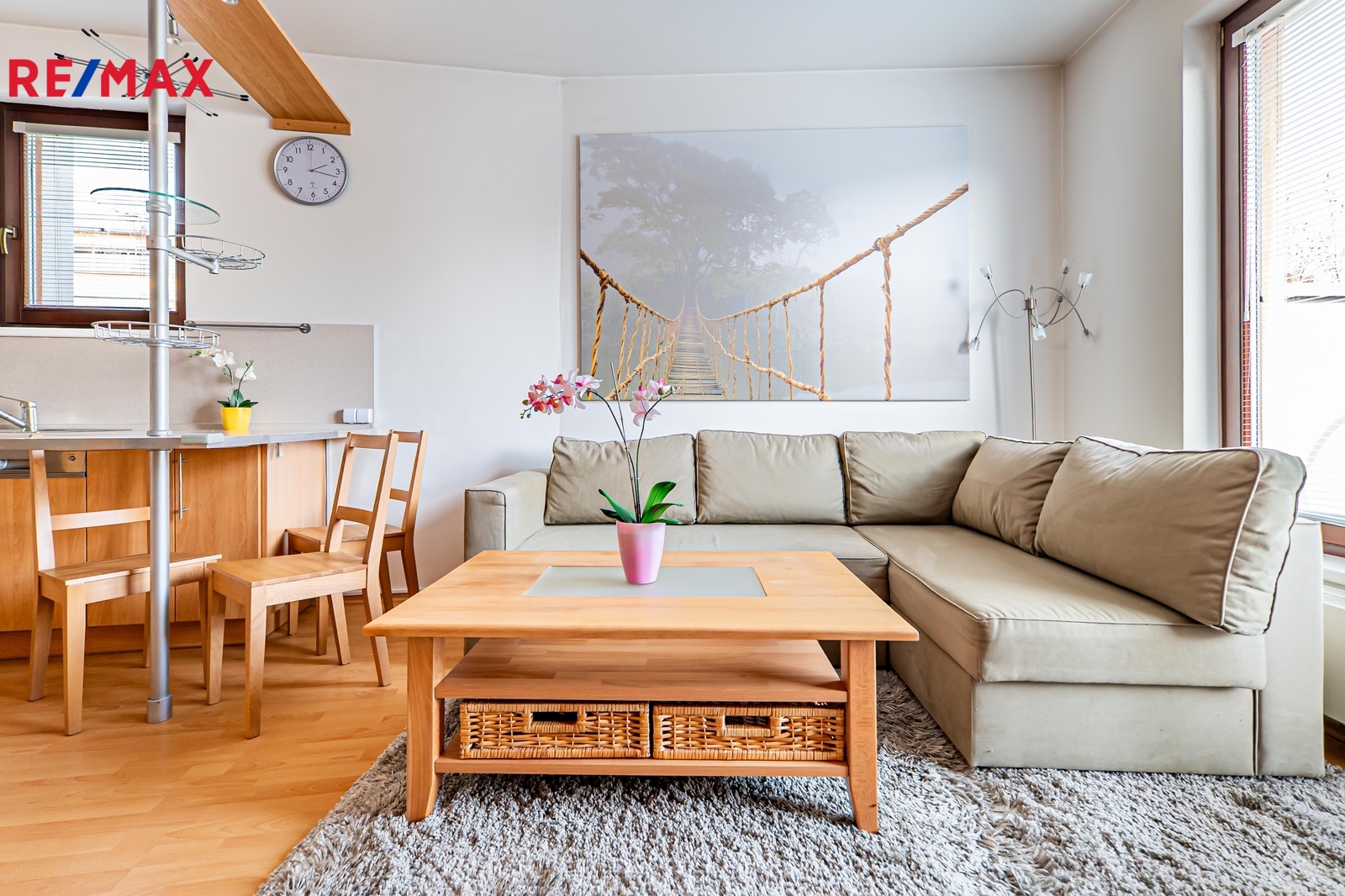 Obývací pokoj se sedací soupravou a vstupem na terasu