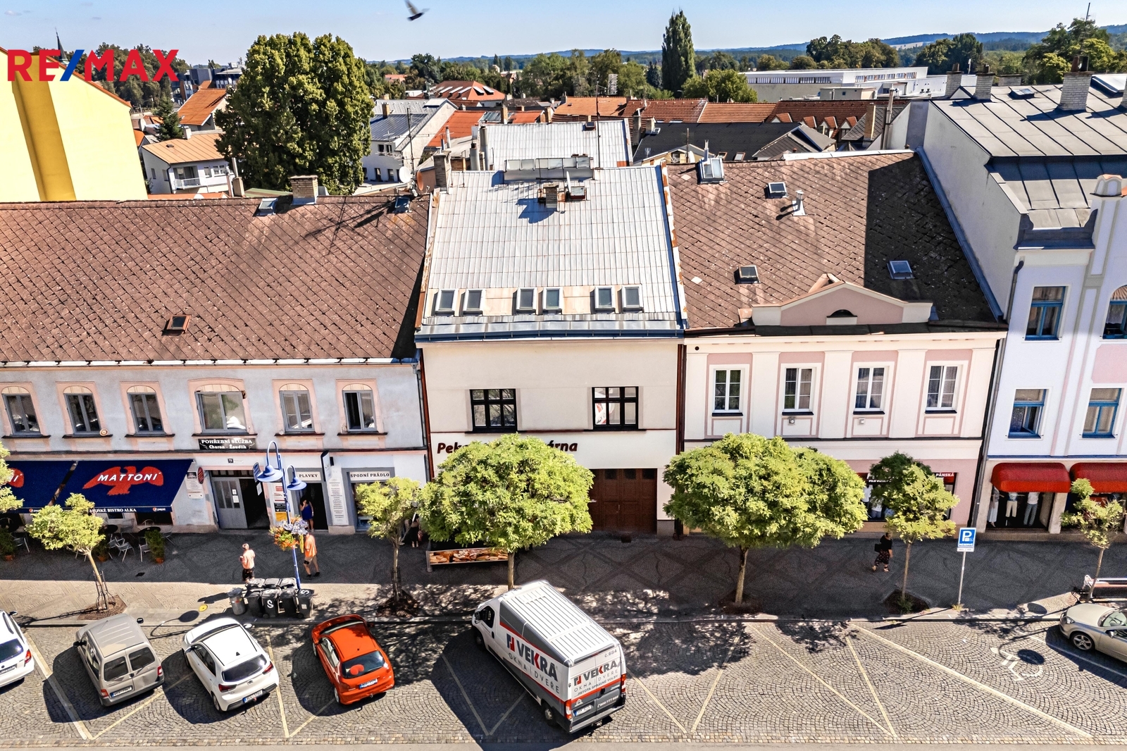 Pohled na dům z dronu z hlavní ulice