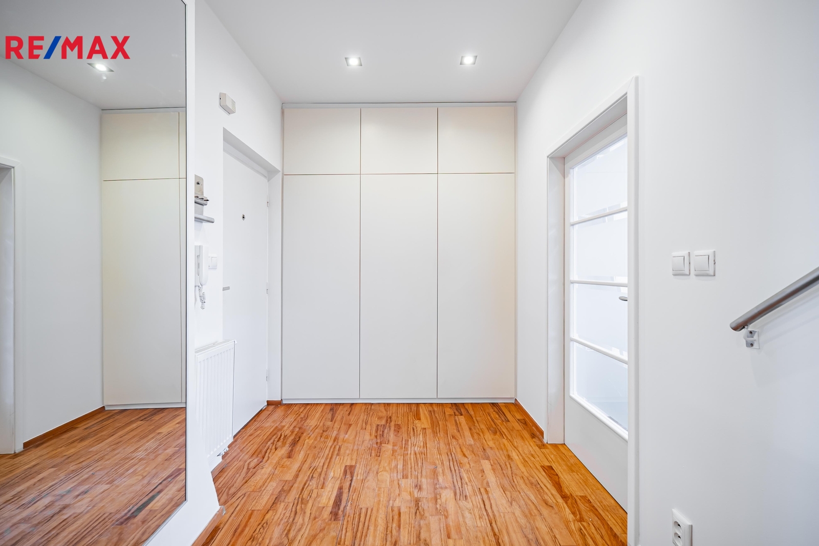 Vstupní předsíň s vestavěnou skříní