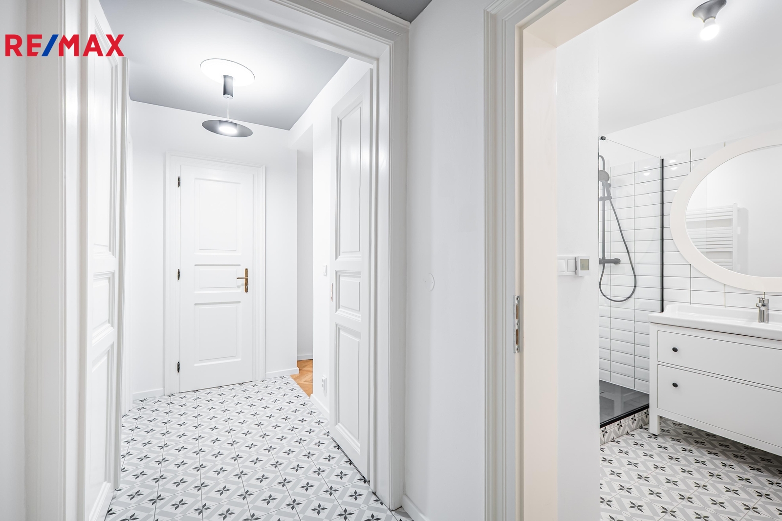 Pohled z haly do koupelny bytu