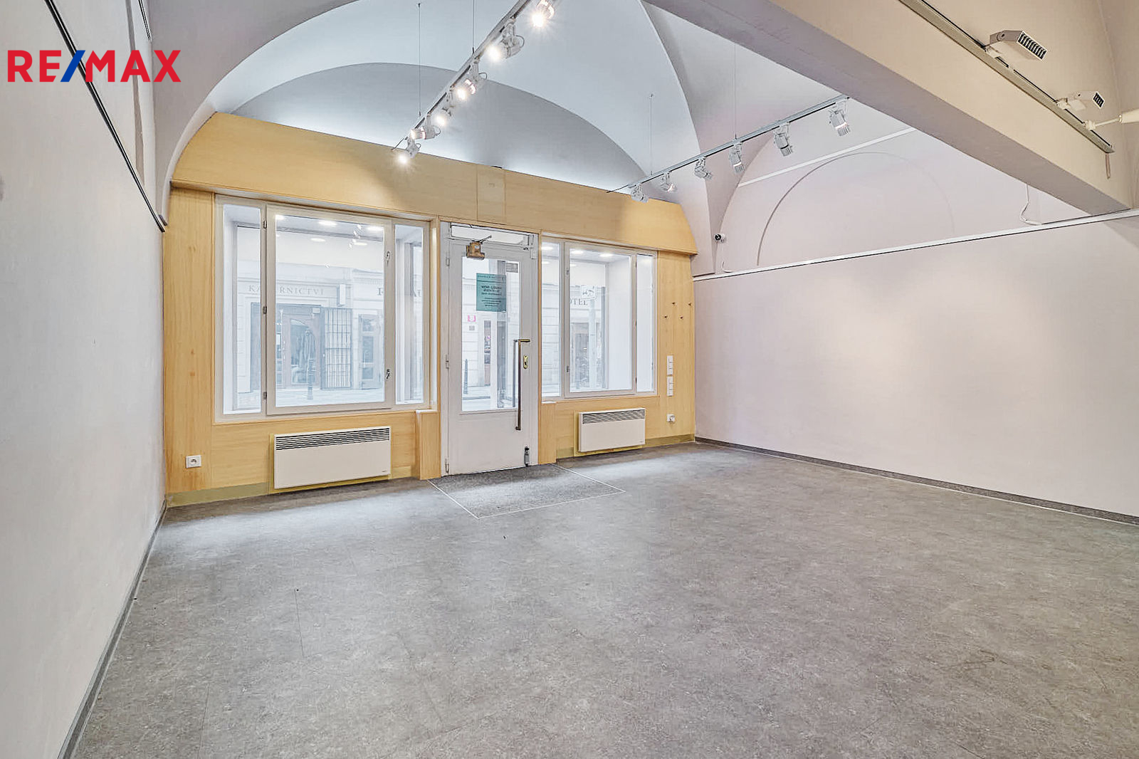 Prostor disponuje dvěma výlohami a přímým vstupem 