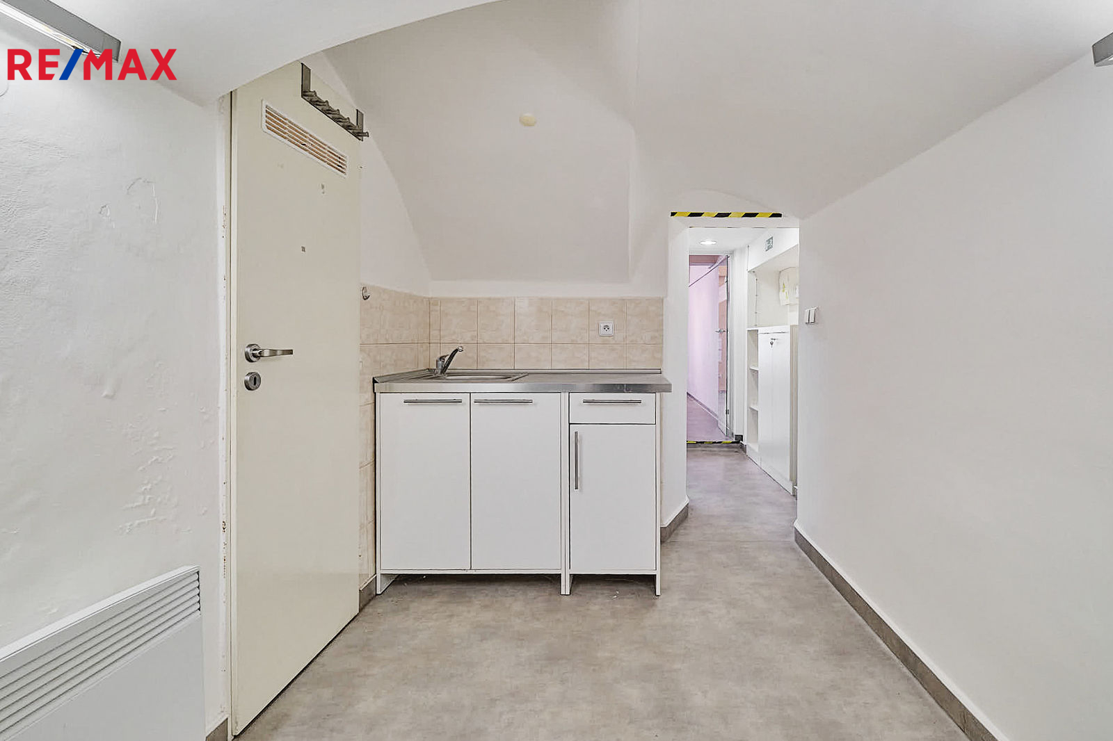 Pohled ze zadní místnosti směrem ke vstupu