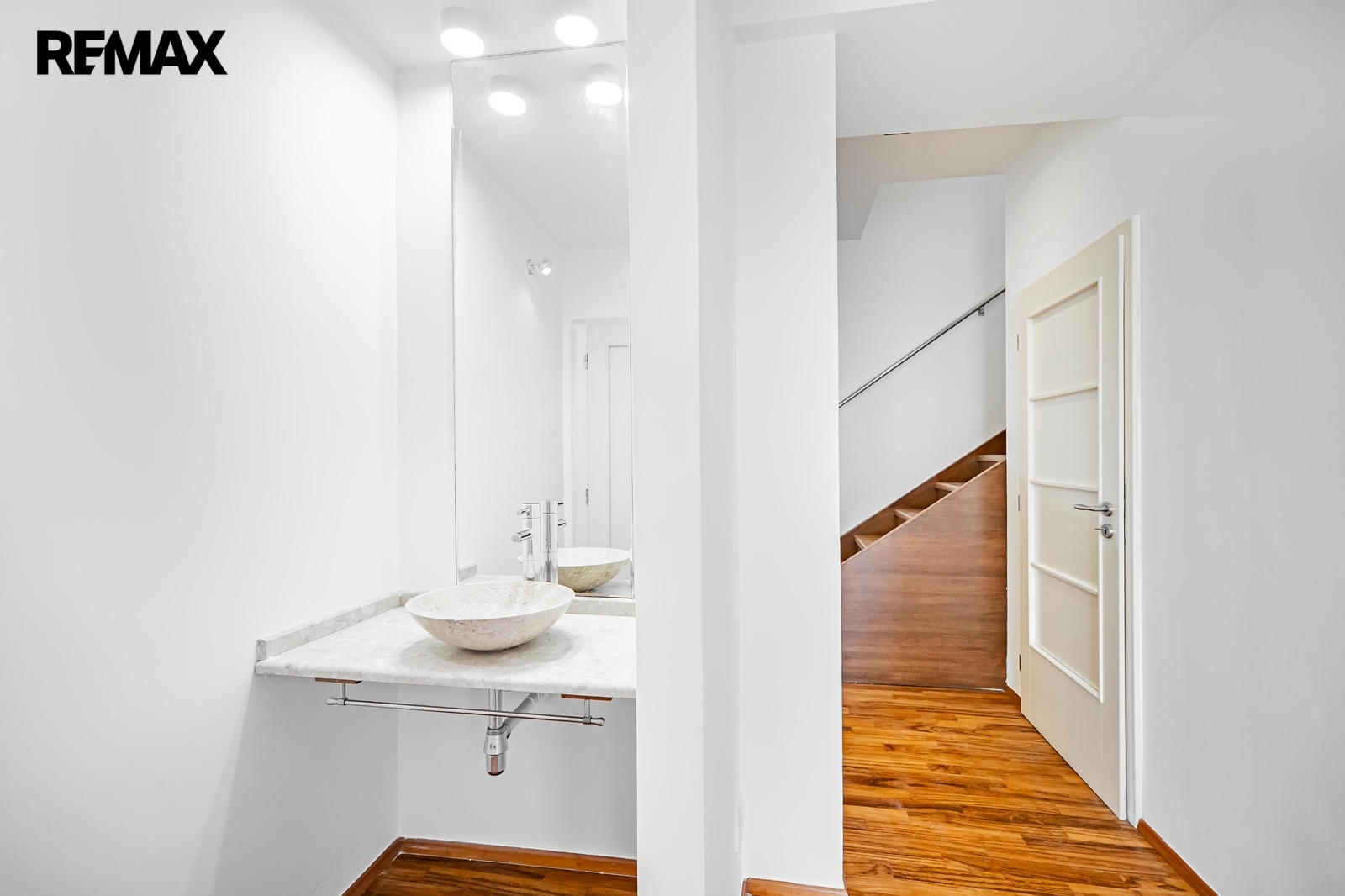 Přízemí mezonetu s umyvadlem