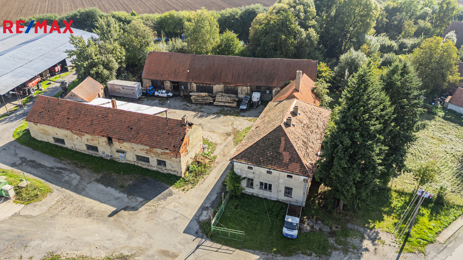 Hlavní vjezd do usedlosti