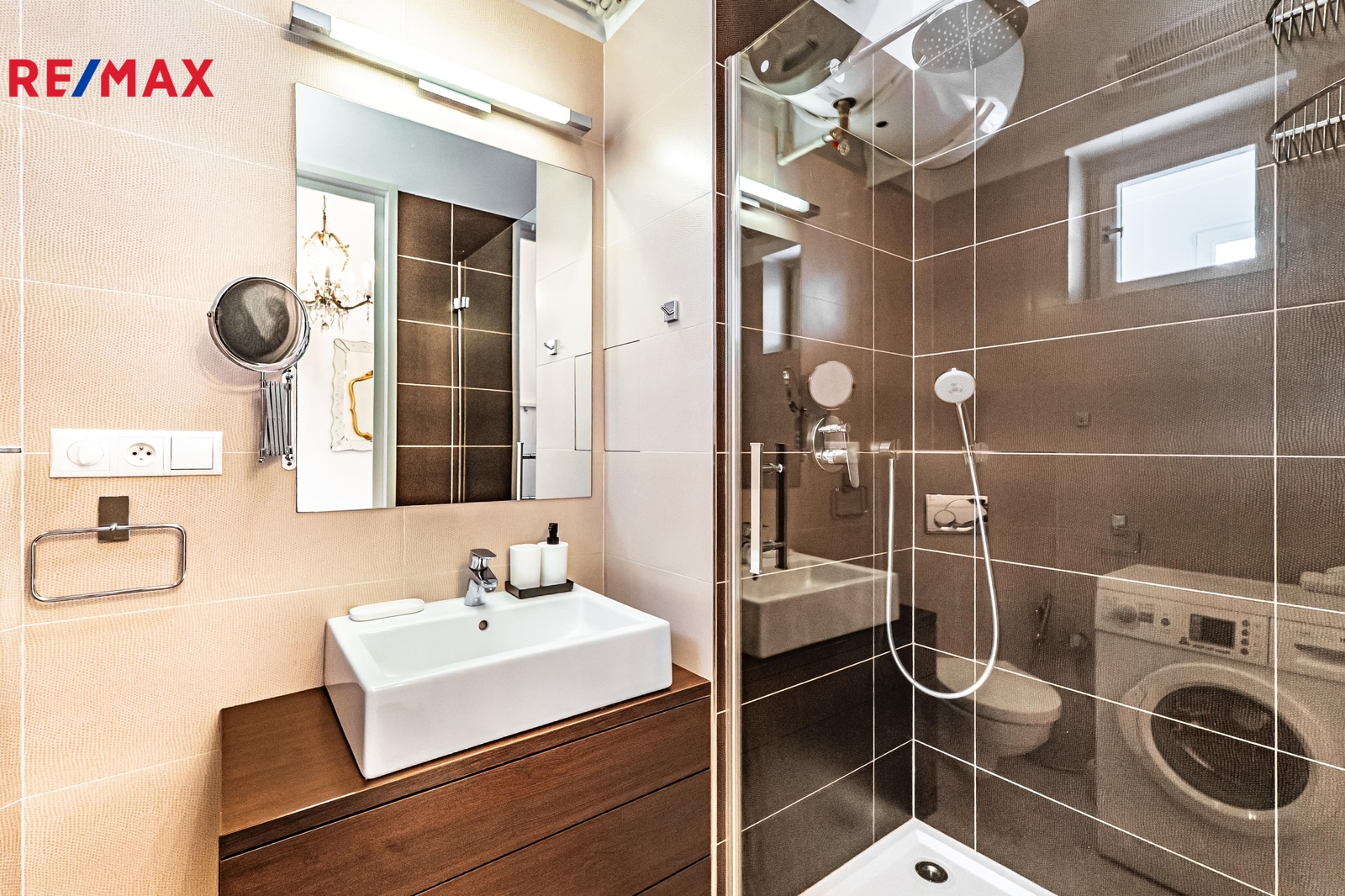 Koupelna bytu se sprchovým koutem