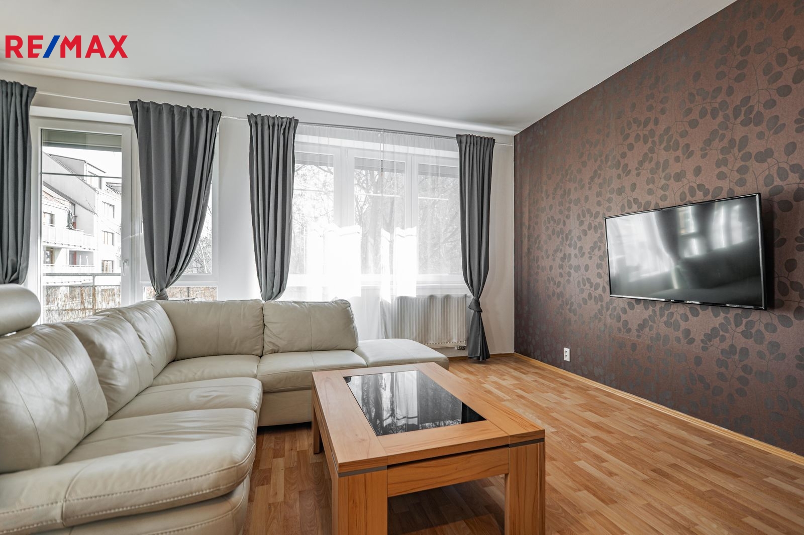 Obývací pokoj se vstupem na balkon