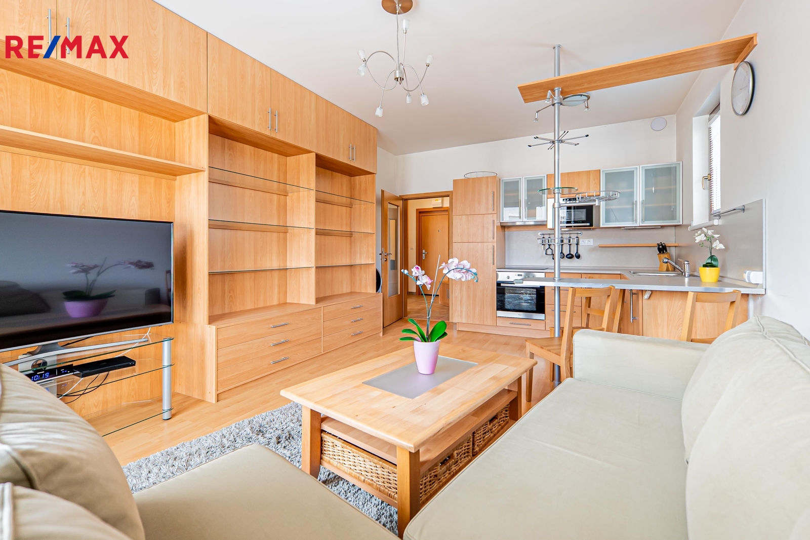 Stěna v pokoji opět poskytuje spoustu úložného místa