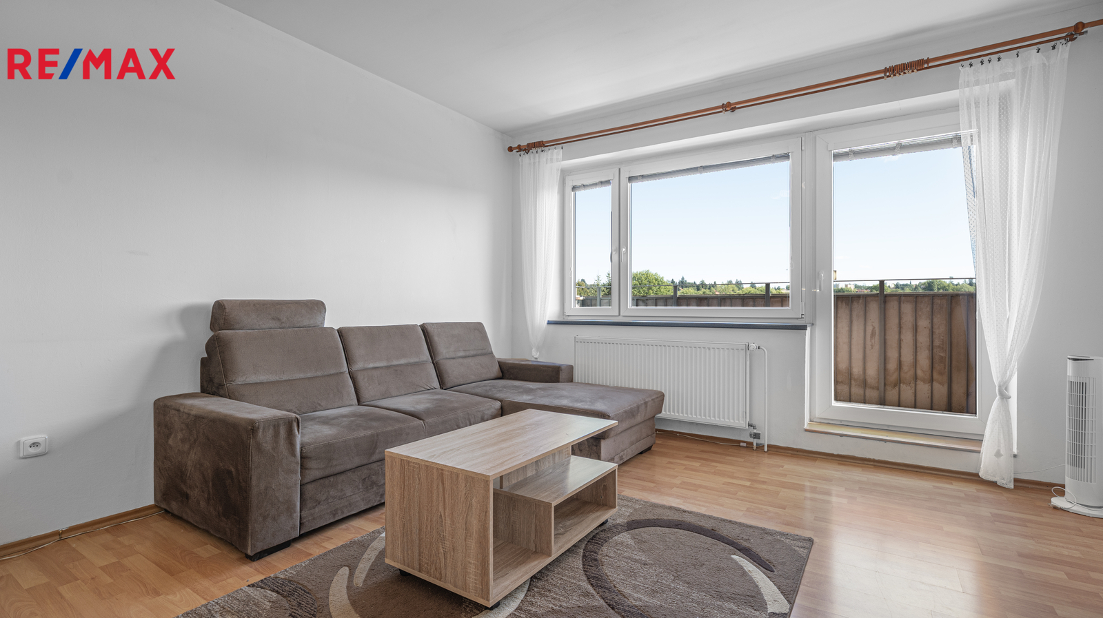 Obývací pokoj se vstupem na balkon bytu