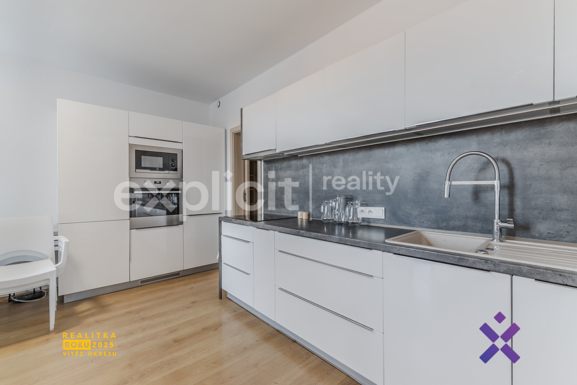 Pronajem obchodniho prostoru u namesti 4.NP 190 m24