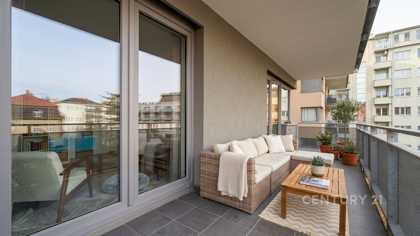 Moderní balkon s dlažbou, ratanovým nábytkem a výh