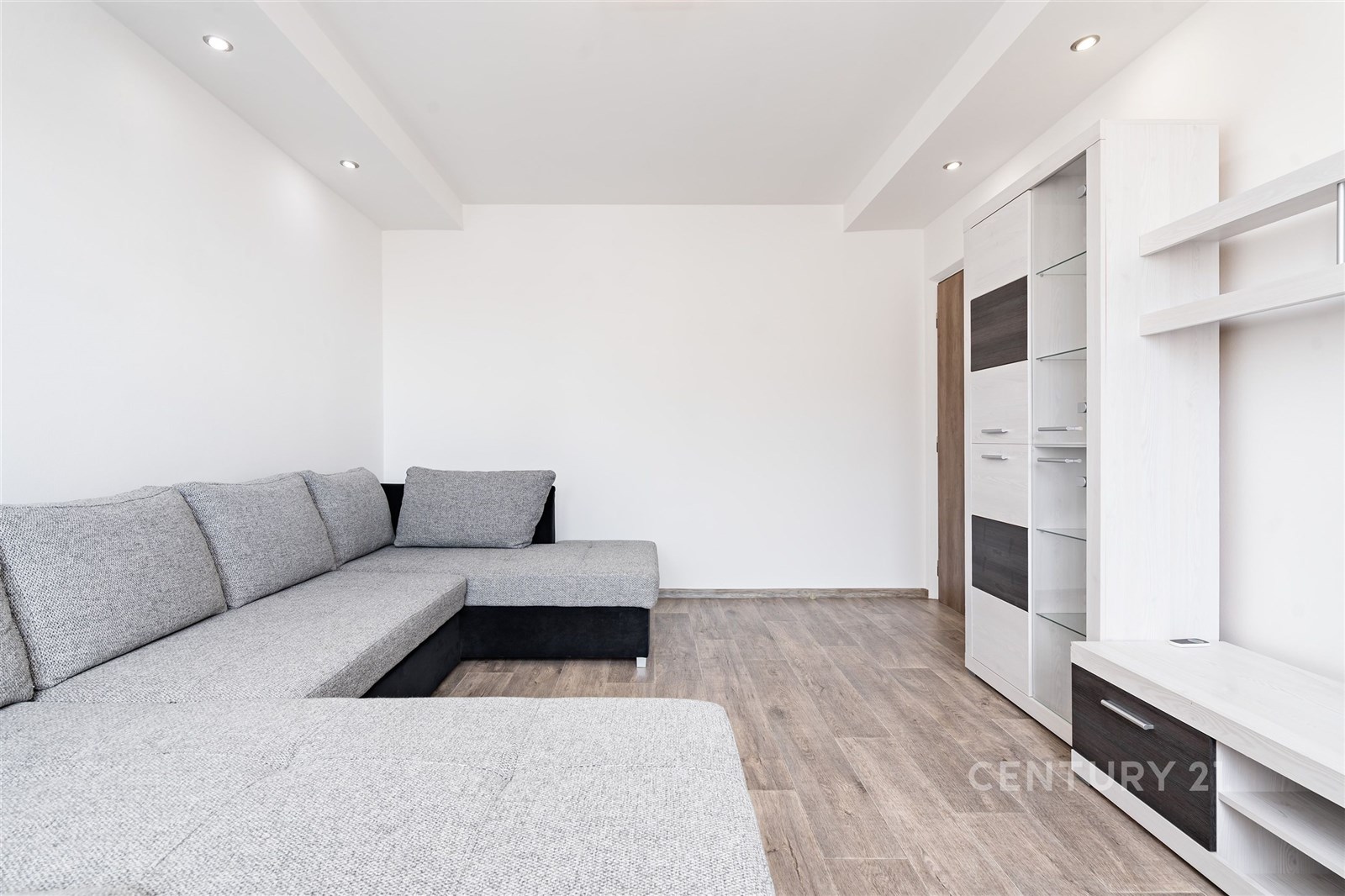 Světlý obývací pokoj s moderní sedací soupravou, l