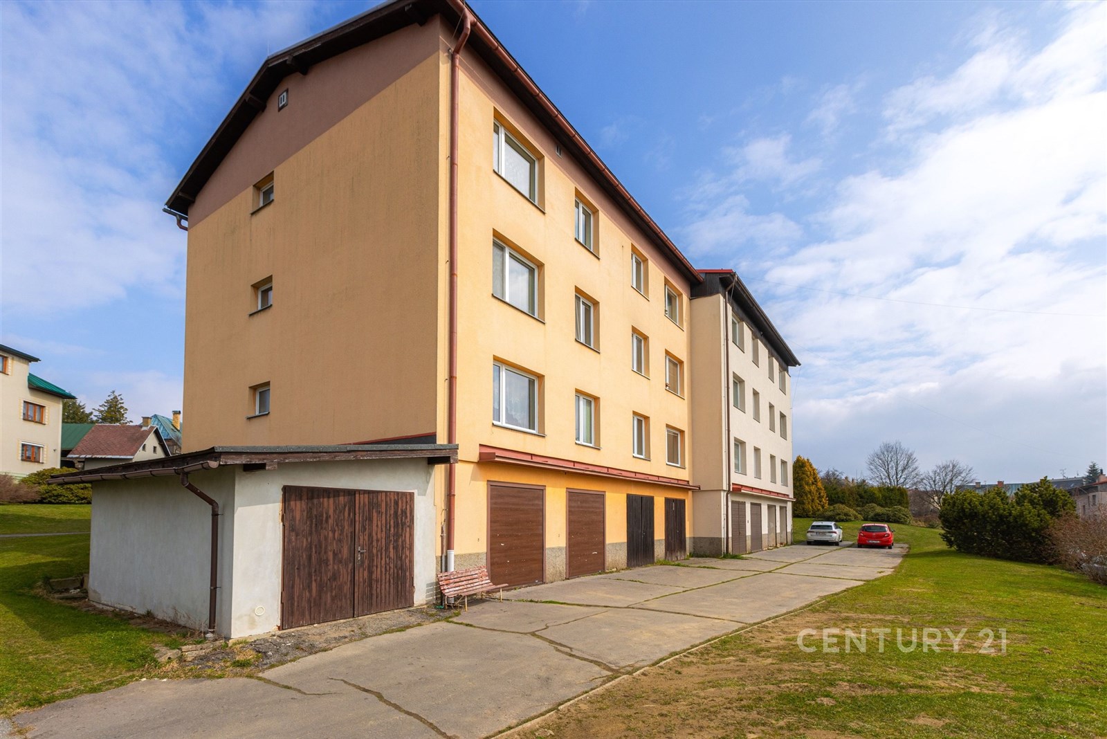 Čtyřpodlažní bytový dům s garážemi, nová fasáda, v