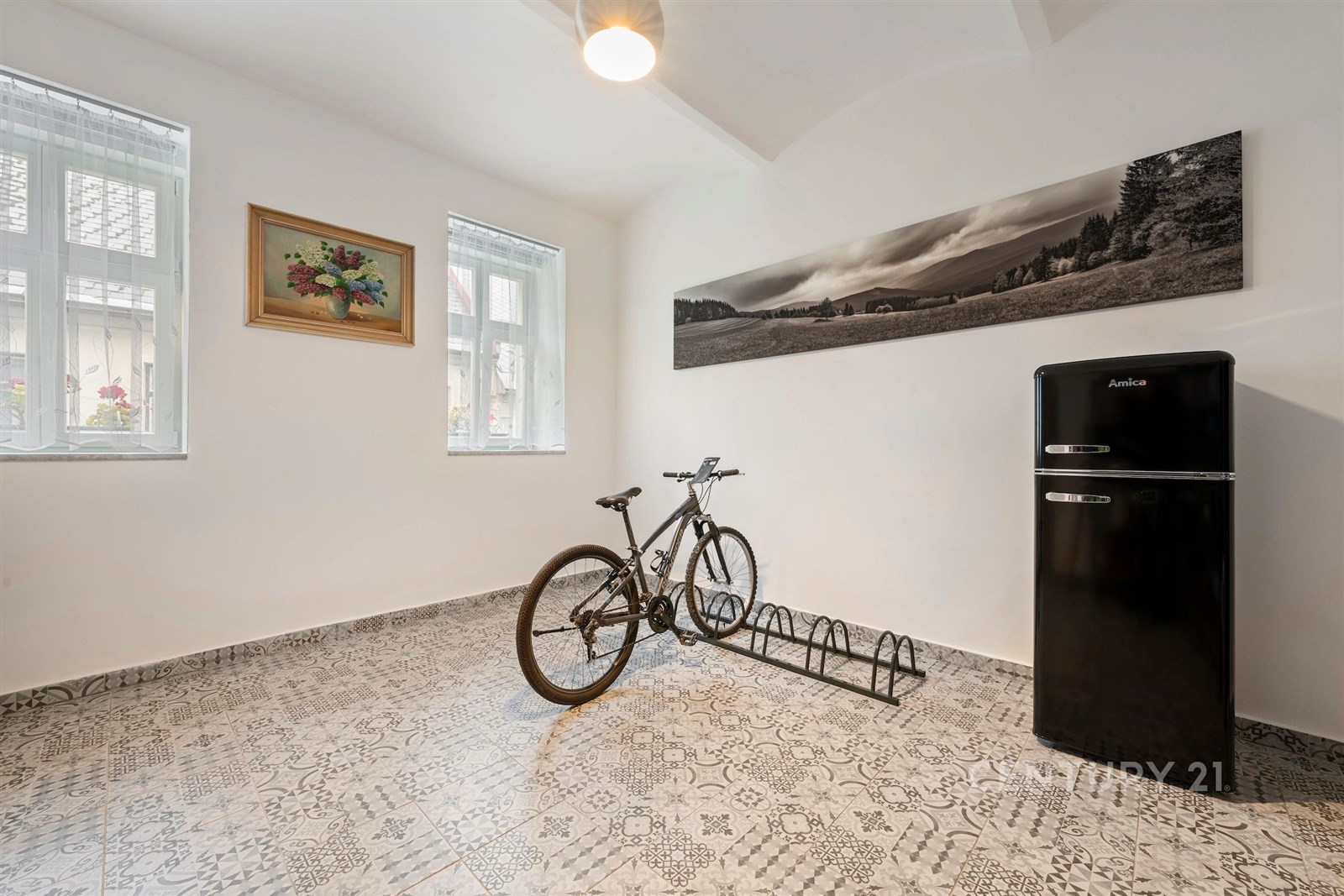 Komora s dlažbou a velkými okny, moderní úložný pr