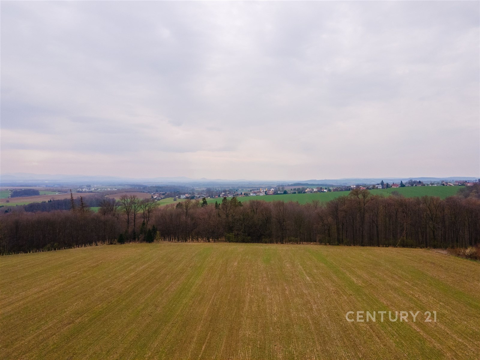 Rozlehlý stavební pozemek s výhledem na krajinu, i