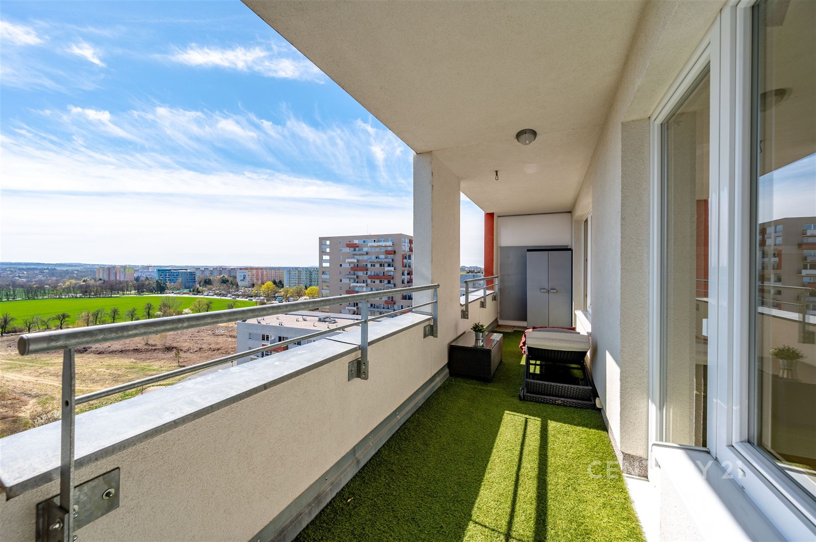 Prostorný balkon s umělým trávníkem, moderním zábr