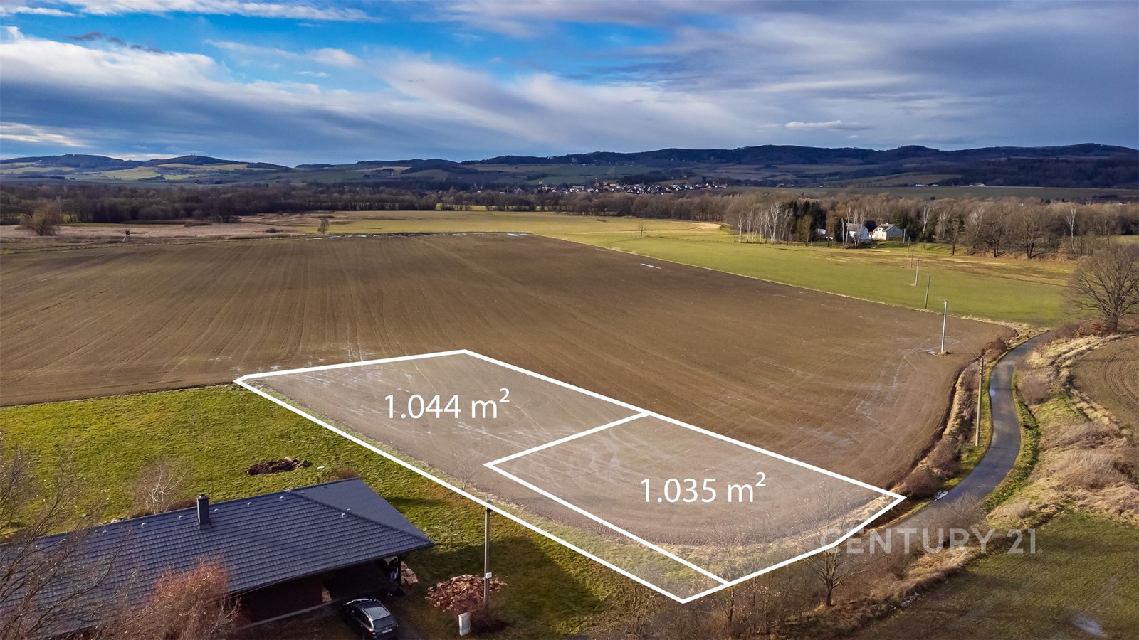 Stavební pozemek s rozlohou 1044 m2, obklopený krásným výhledem na krajinu, v klidné lokalitě poblíž vesnice, ideální pro rodinný dům.