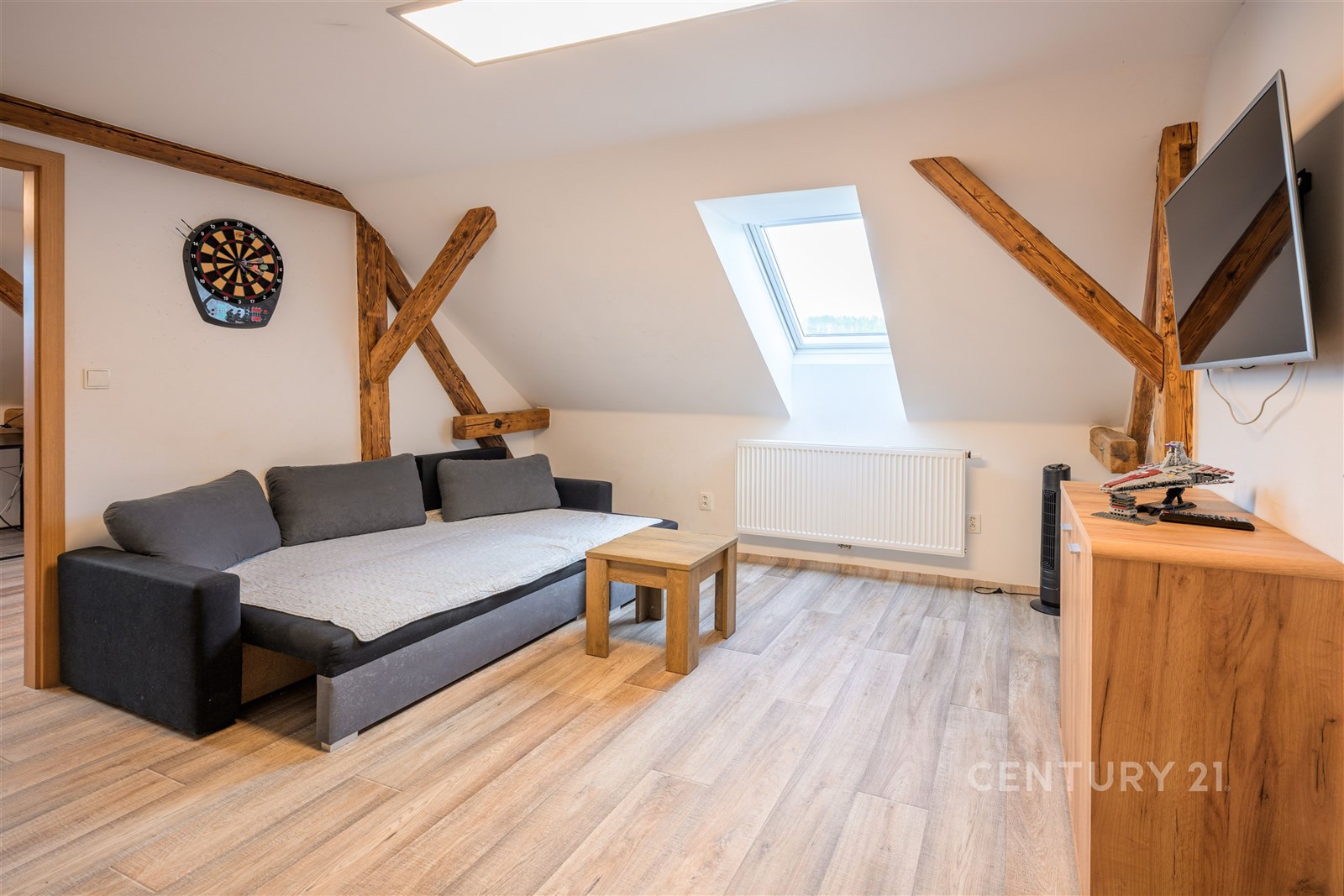 Světlý obývací pokoj s moderní dřevěnou podlahou, 