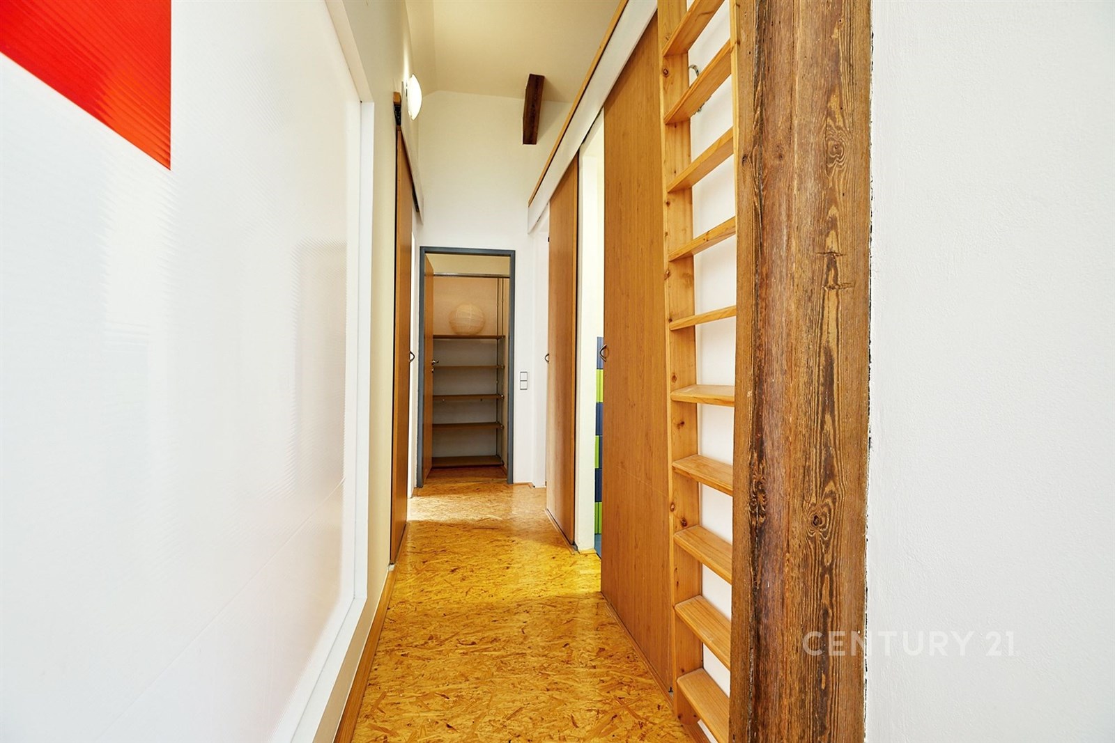 Úzká chodba s dřevěným obložením a dveřmi, parketo