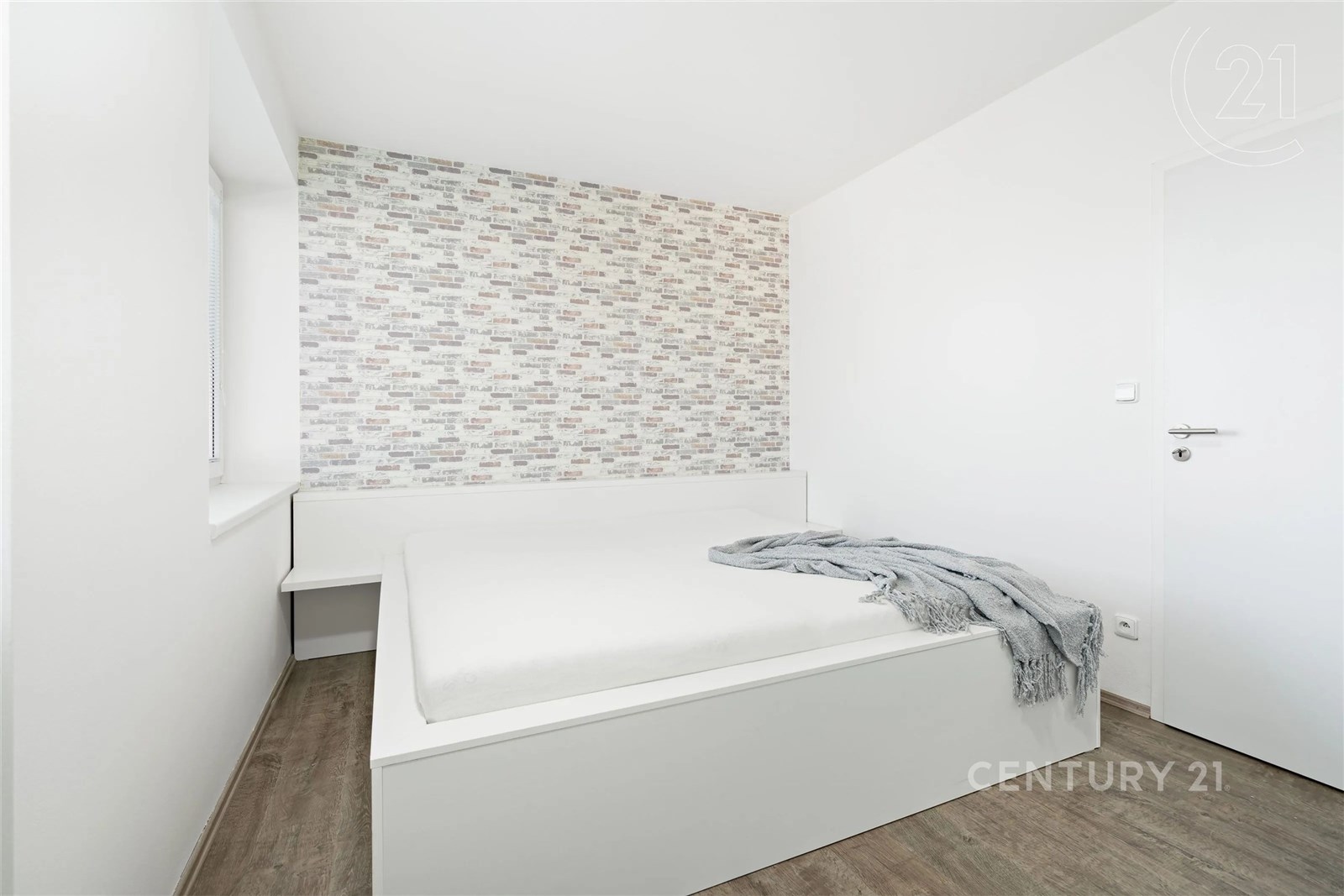 pokoj / ložnice s dřevěná podlaha