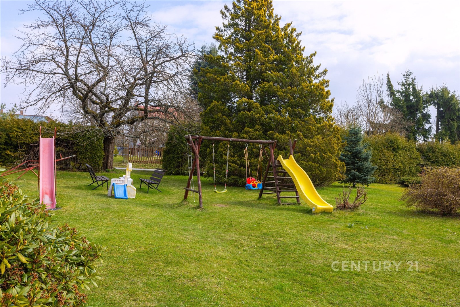 Zahrada s dětským hřištěm, skluzavkou a houpačkami