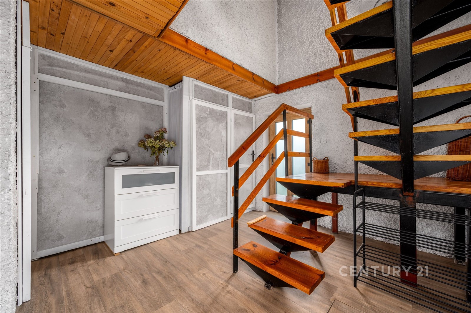 Dřevěné schodiště s moderním designem, dřevěné str